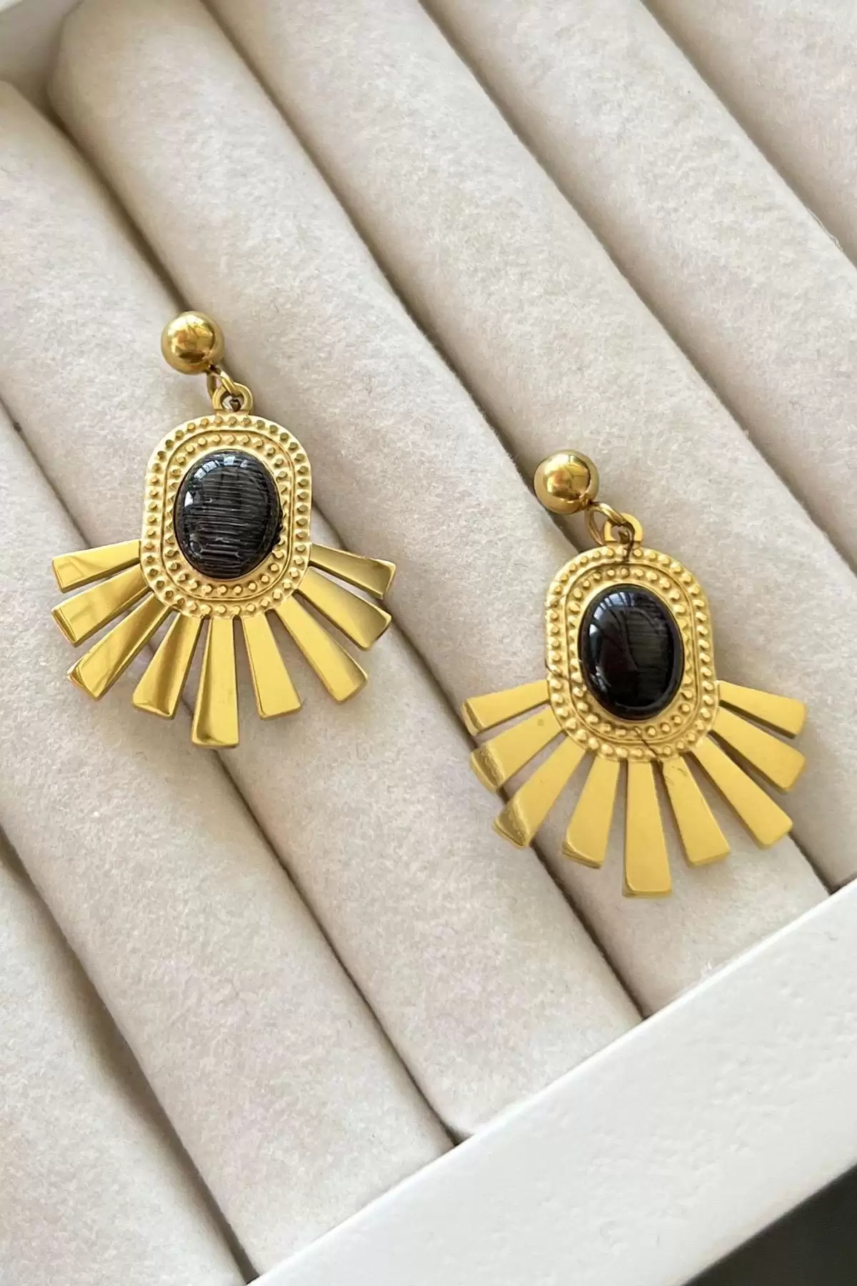 Altın Renk Boncuk Detaylı Çelik Küpe (Çift)