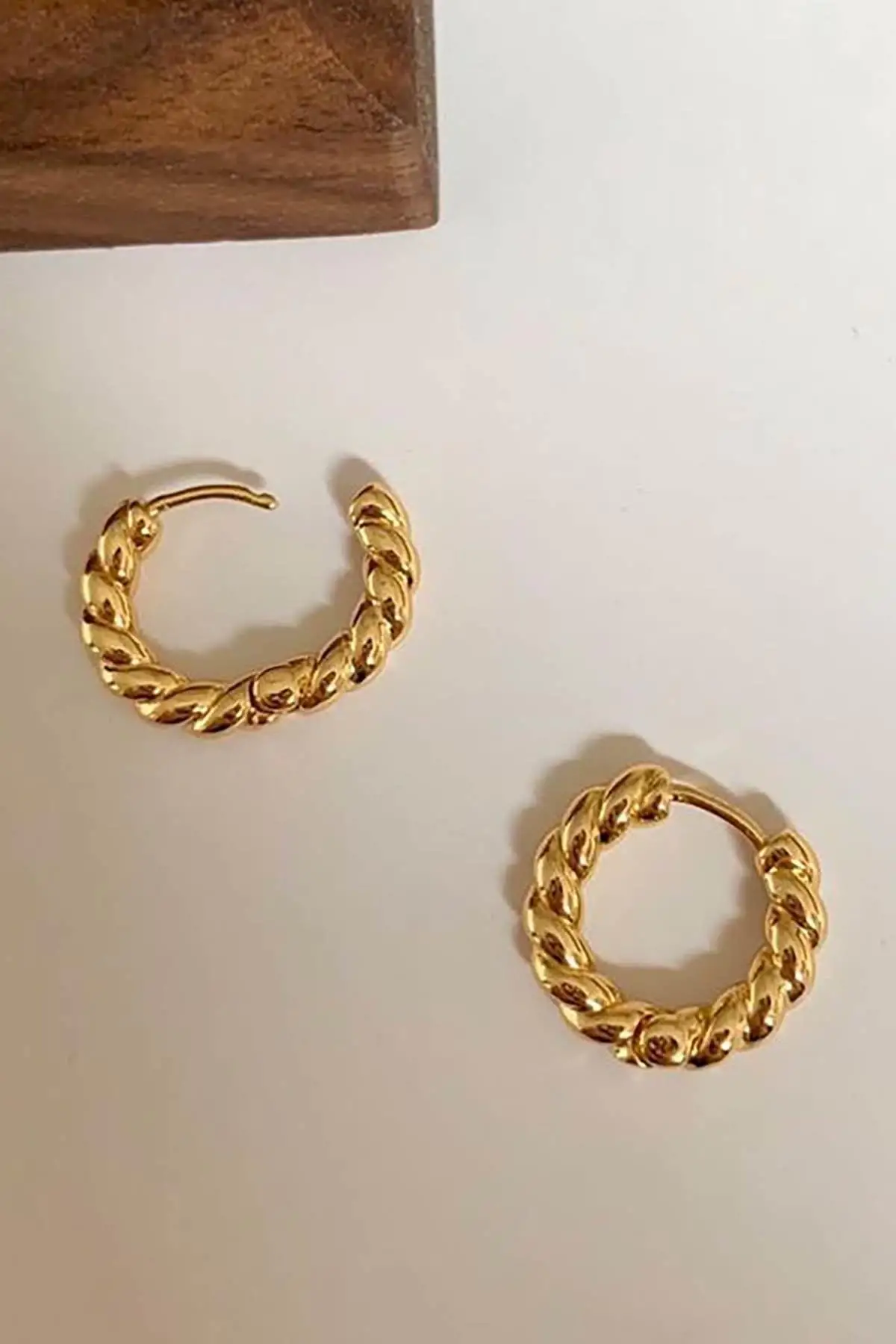 Altın Renk Burgu Detaylı Halka Küpe (Çift)
