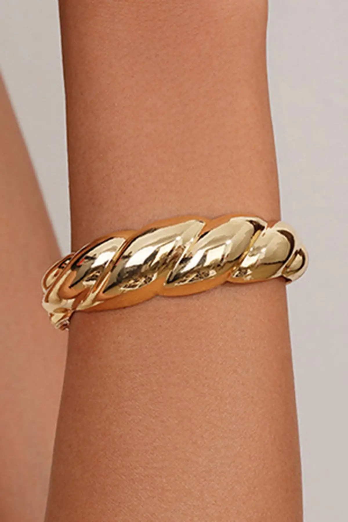 Altın Renk Burgu Detaylı Plaka Kelepçe Bileklik