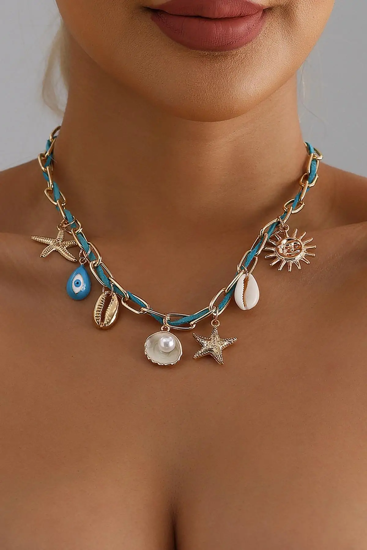 Altın Renk Charmlı Tasarım Kolye