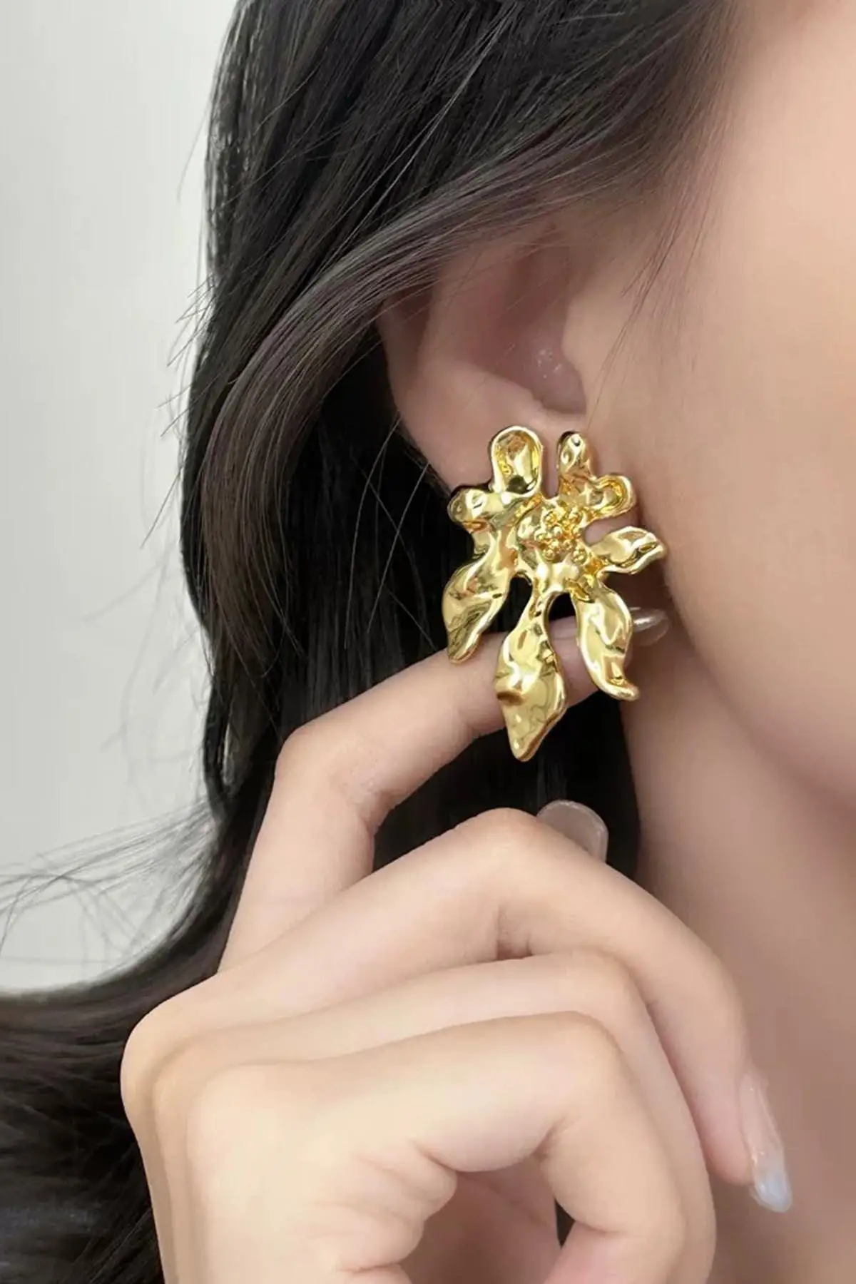 Altın Renk Çiçek Figürlü Çelik Küpe (Çift)