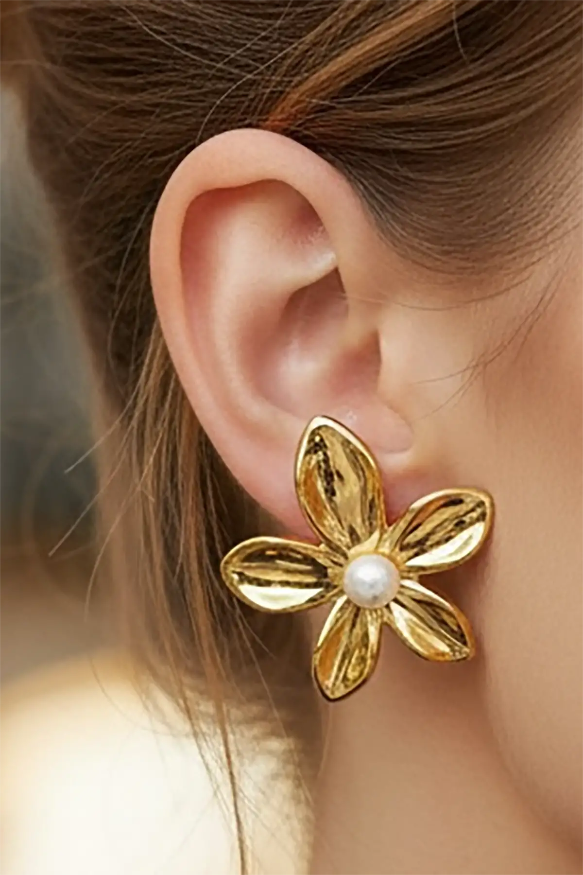 Altın Renk Çiçek Figürlü İnci Figürlü Çelik Küpe (Çift)