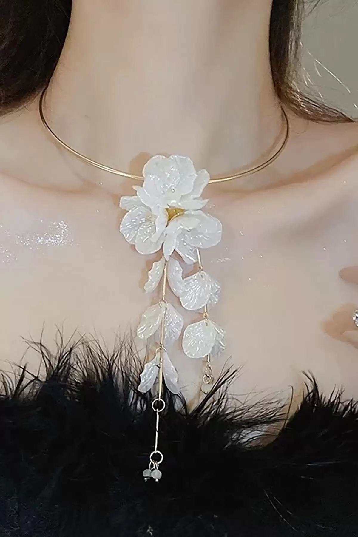 Altın Renk Çiçek Figürlü Metal Choker Kolye