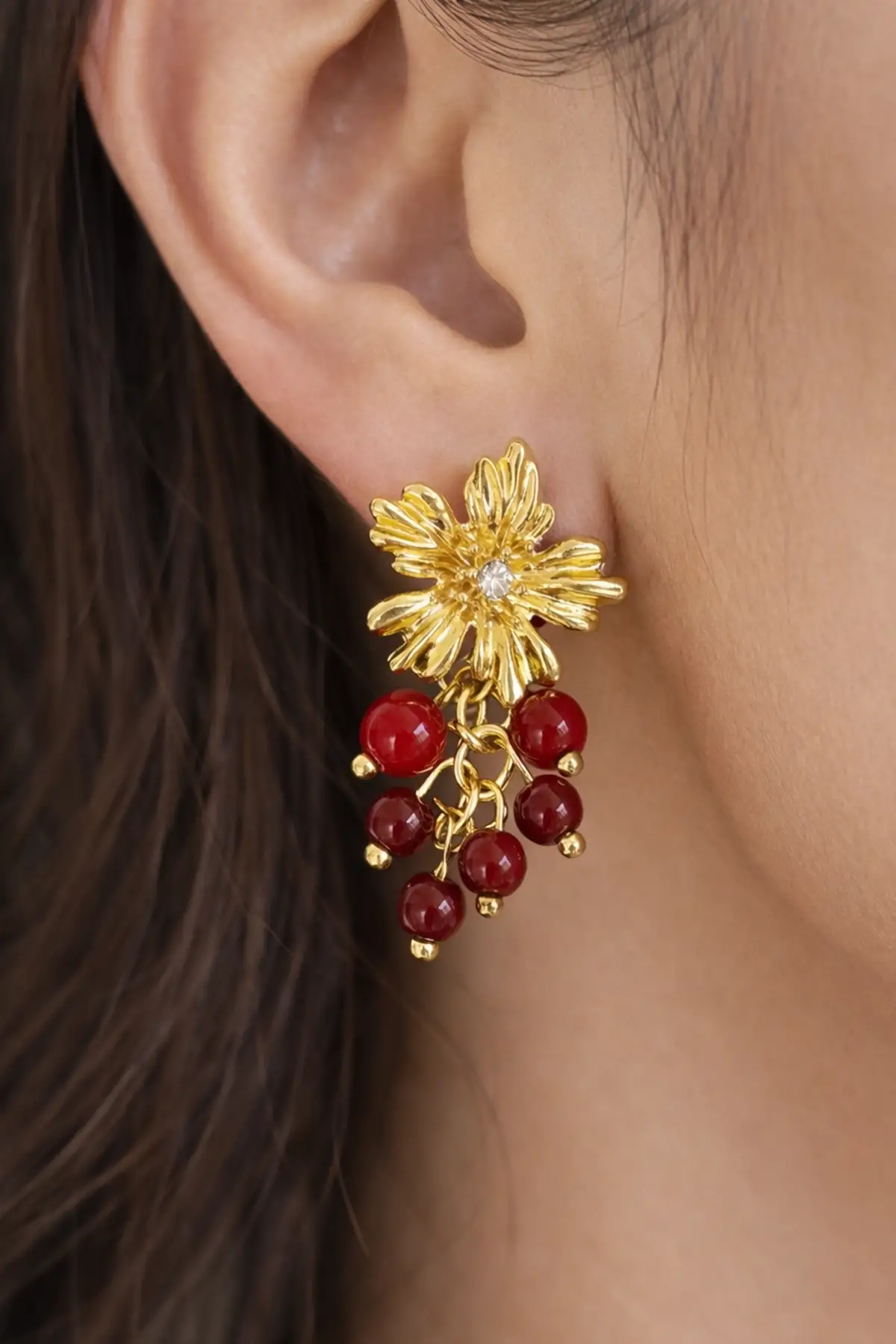 Altın Renk Çiçek Figürlü Sallantılı Küpe (Çift)