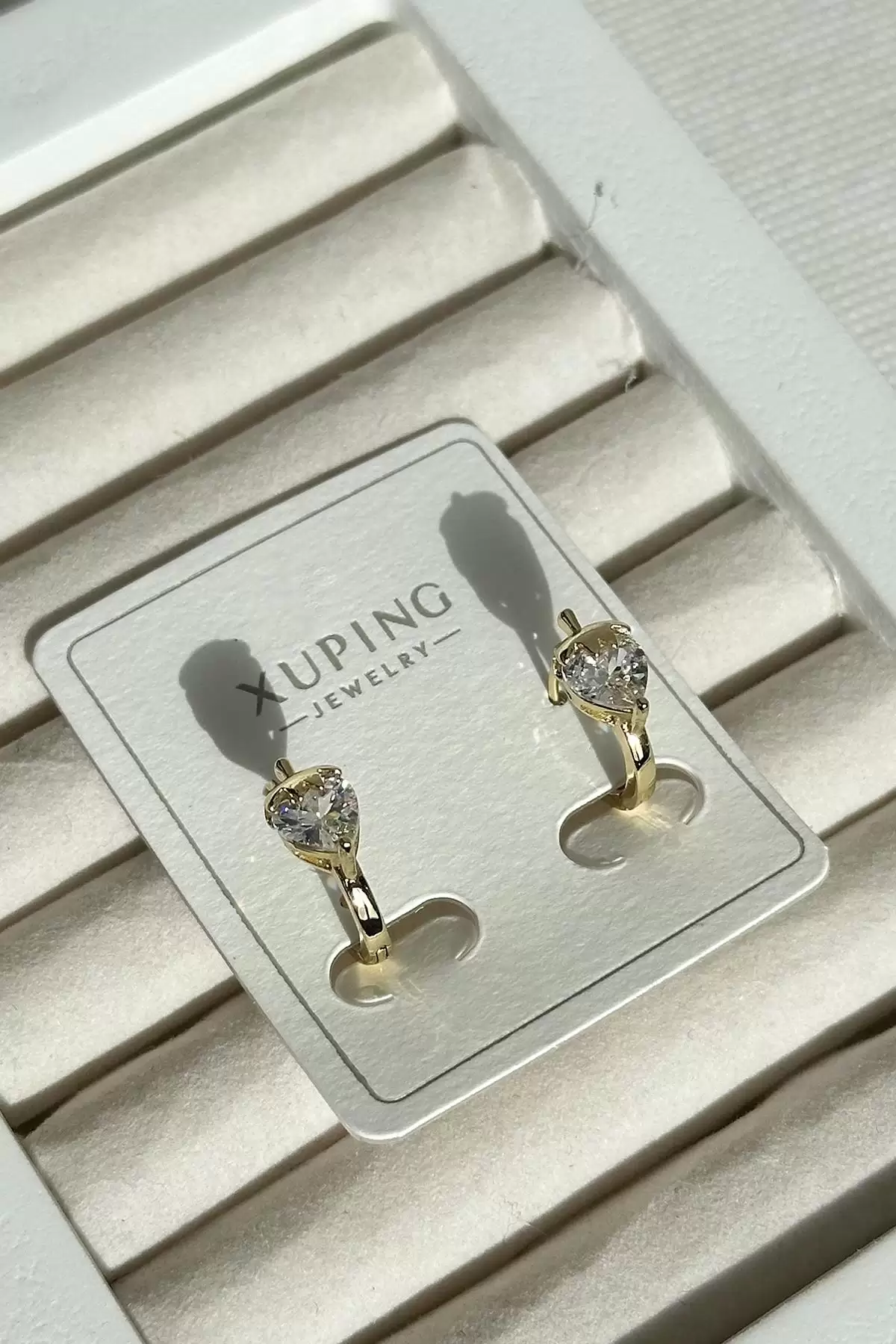 Altın Renk Çilek Figürlü Taş Detaylı Çelik Xuping Küpe (Çift)