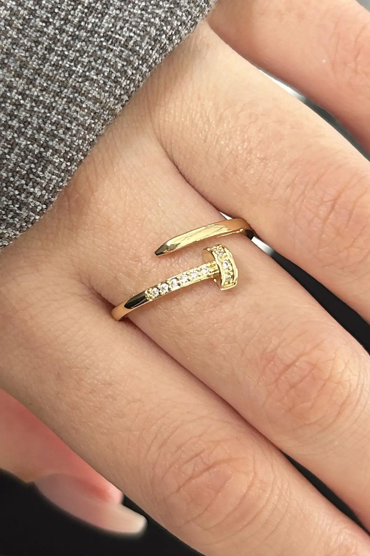 Altın Renk Çivi Figürlü Taş Detaylı Ayarlanabilir Yüzük