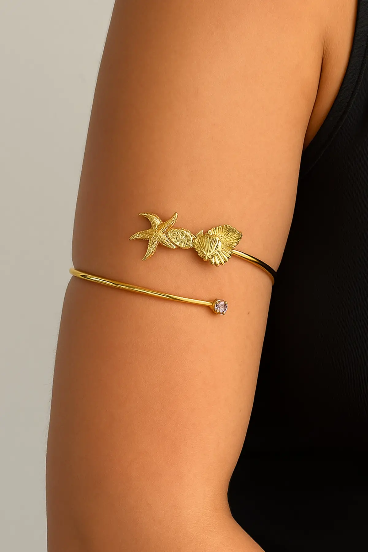 Altın Renk Deniz Yıldızı Figürlü Taş Detaylı Tasarım Bileklik Kol Aksesuarı