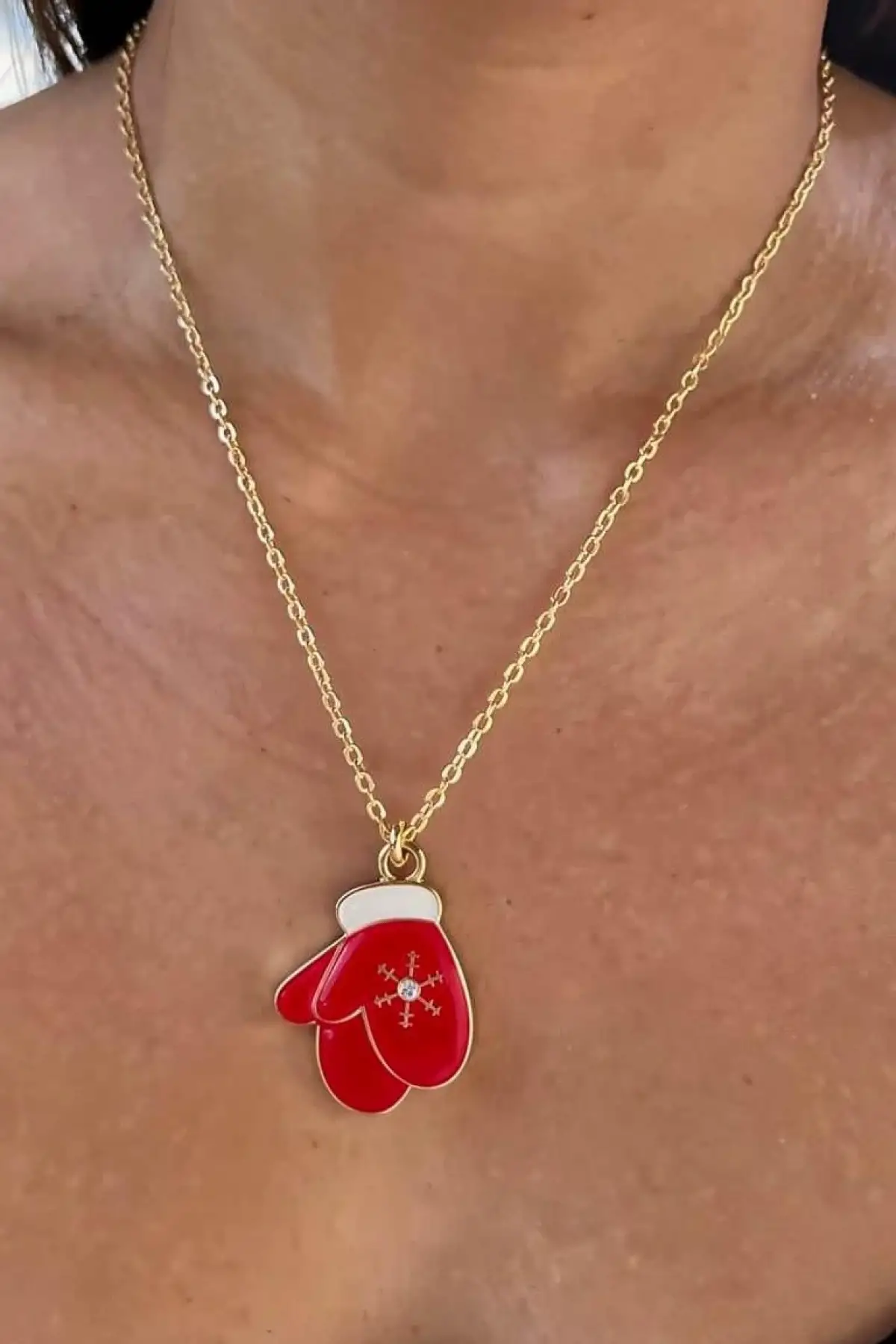 Altın Renk Eldiven Figürlü Çelik Yılbaşı Kolyesi