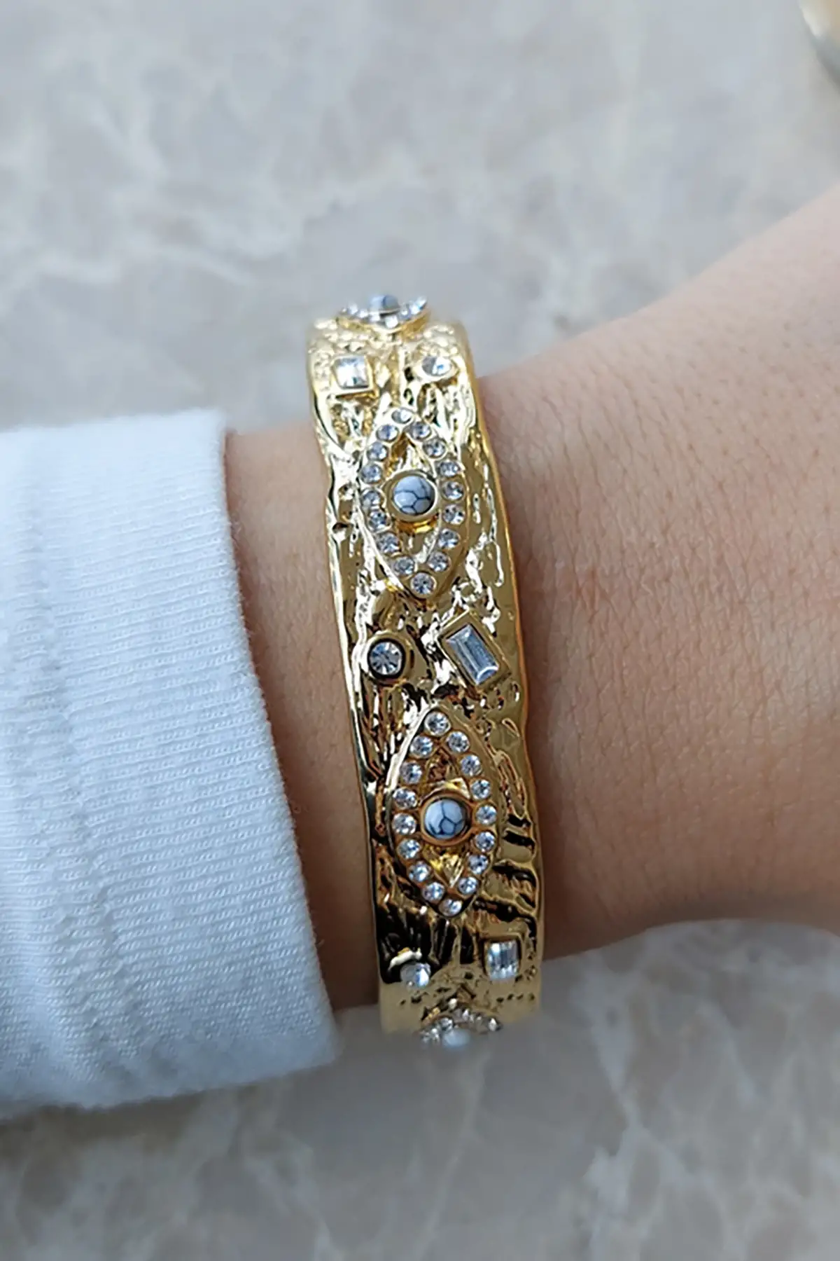 Altın Renk Göz Figürlü Taş Detaylı Çelik Kelepçe Bileklik