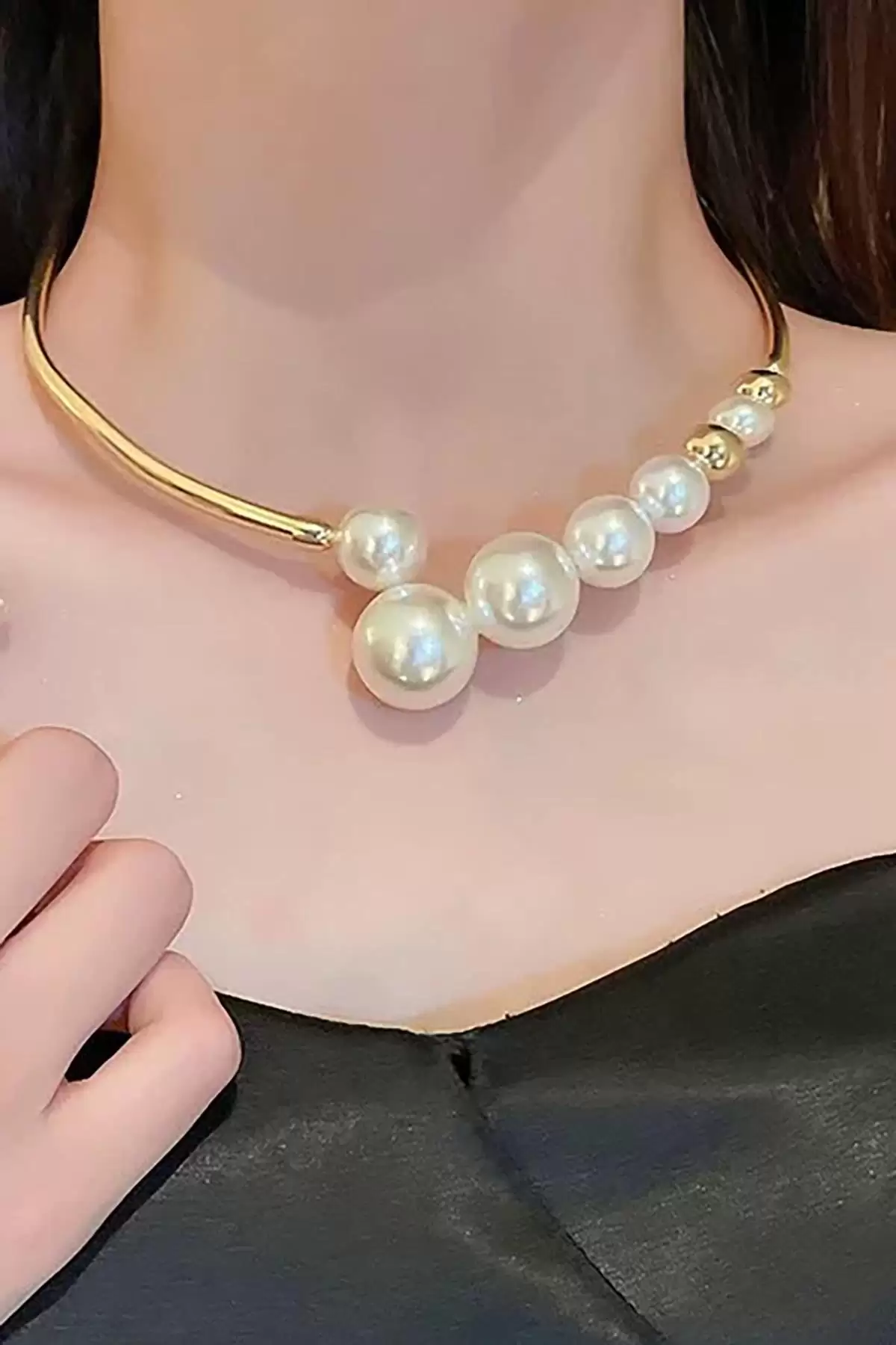 Altın Renk İnci Detaylı Metal Choker Kolye