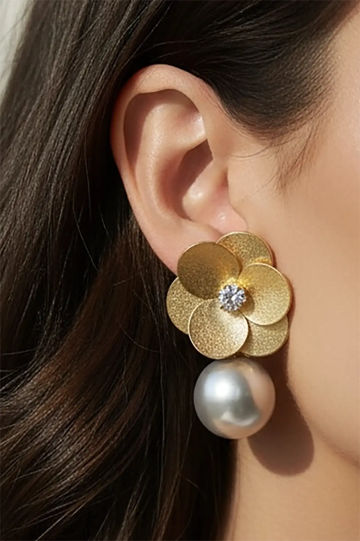 Altın Renk İnci ve Çiçek Detaylı 14k Altın Kaplama  Küpe (Çift)