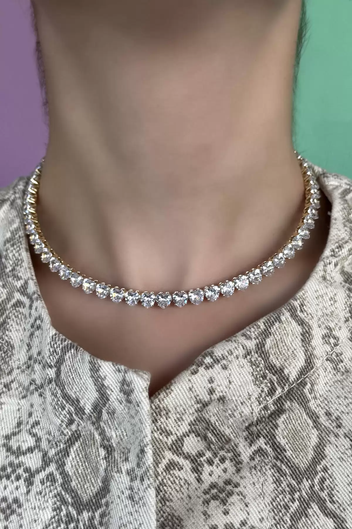 Altın Renk Kalp Detaylı Taşlı Choker Kolye