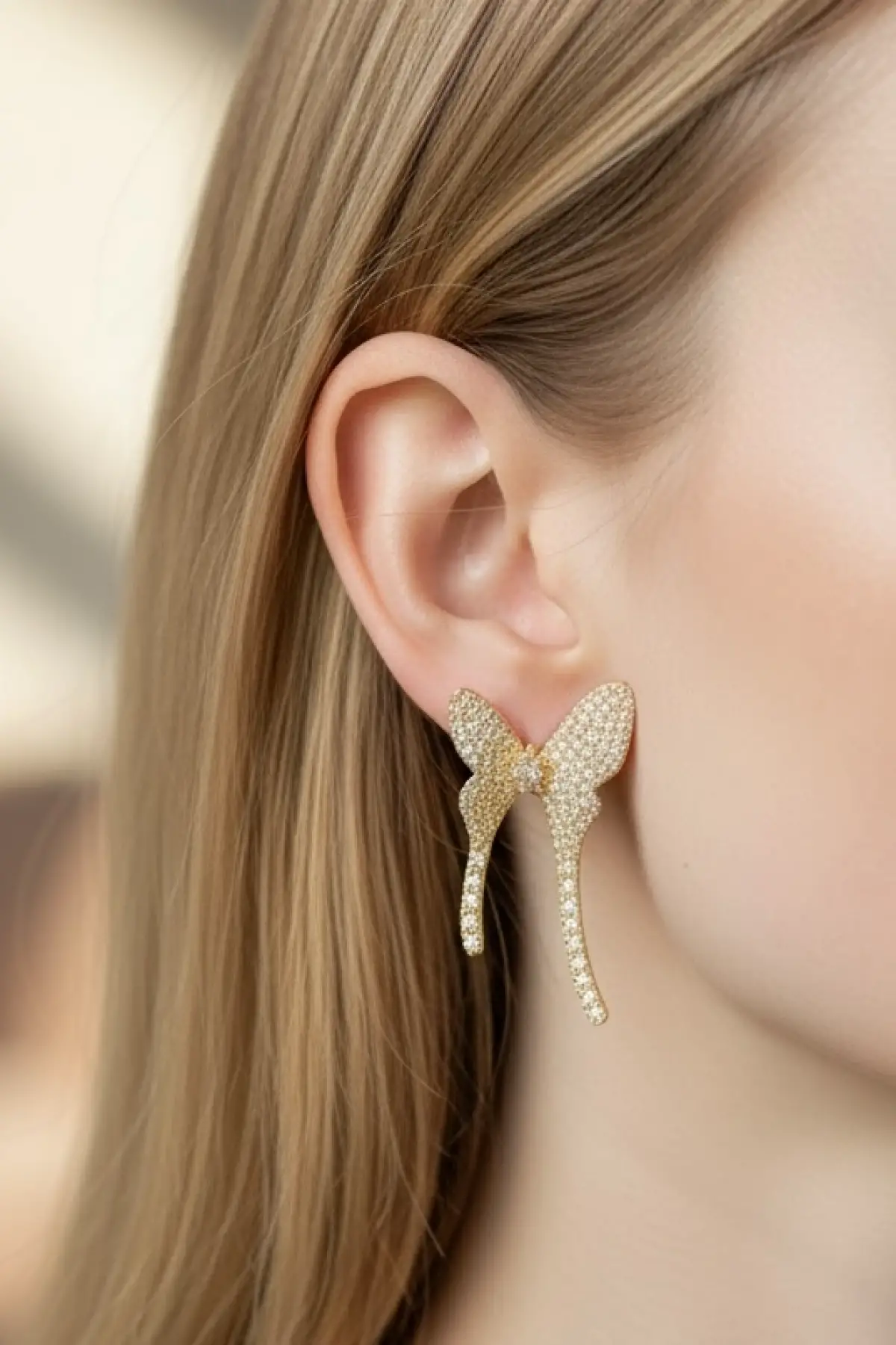 Altın Renk Kelebek Figürlü Küpe (Çift)