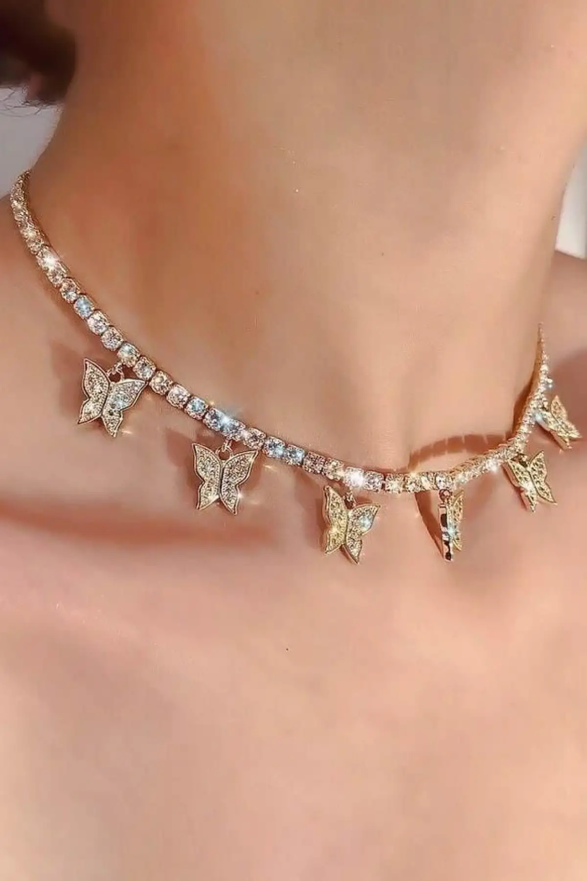 Altın Renk Kelebek Figürlü Taş Detaylı Kolye