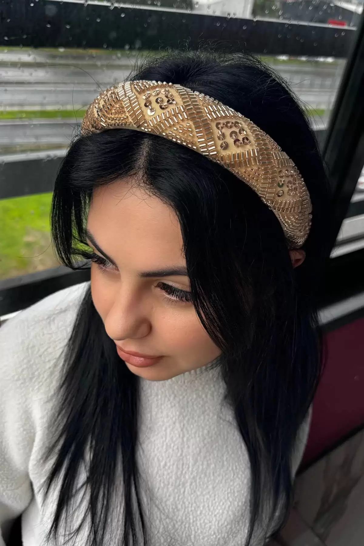 Altın Renk Kristal Boncuk Detaylı Taç