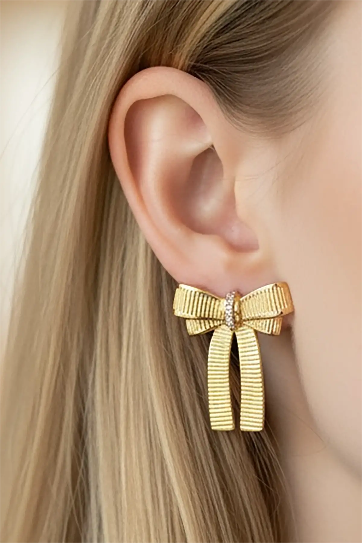 Altın Renk Kurdele Figürlü Çelik Küpe (Çift)