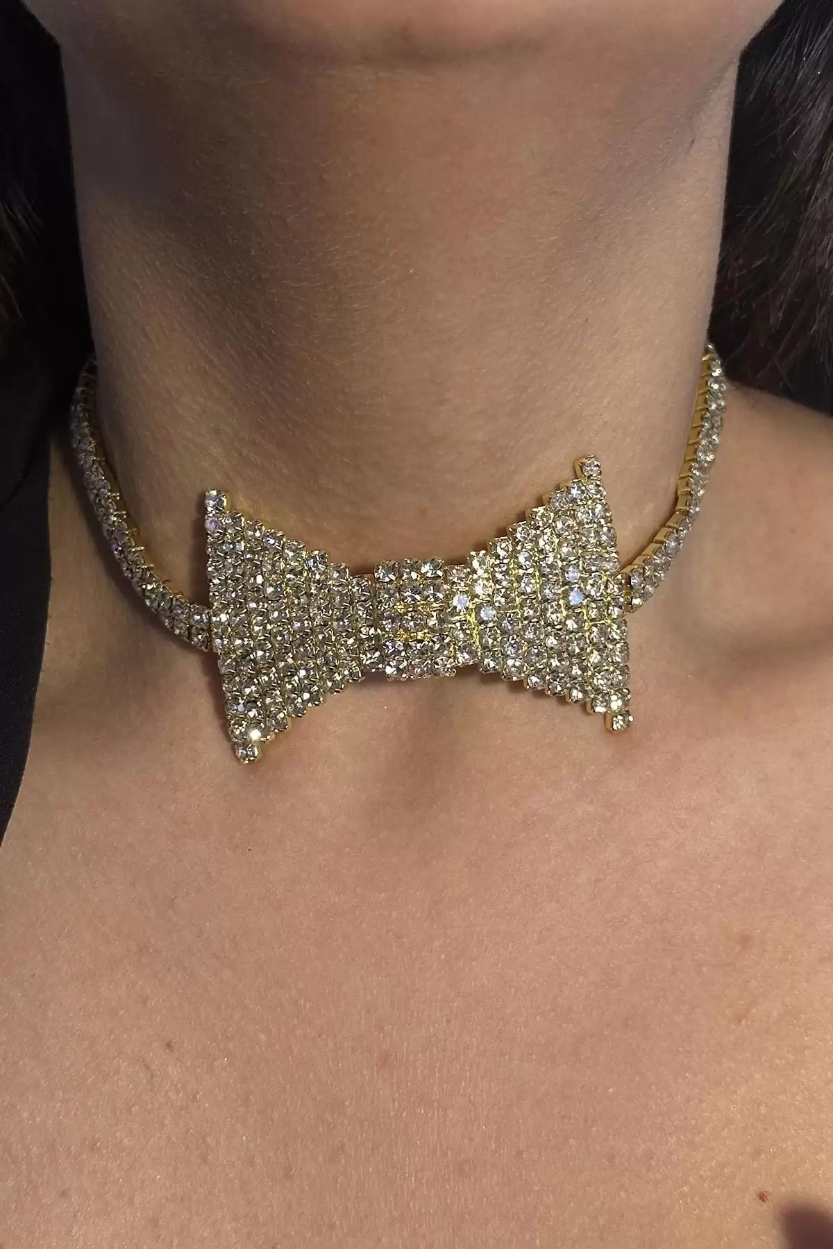 Altın Renk Kurdele Figürlü Tasarım Choker Kolye