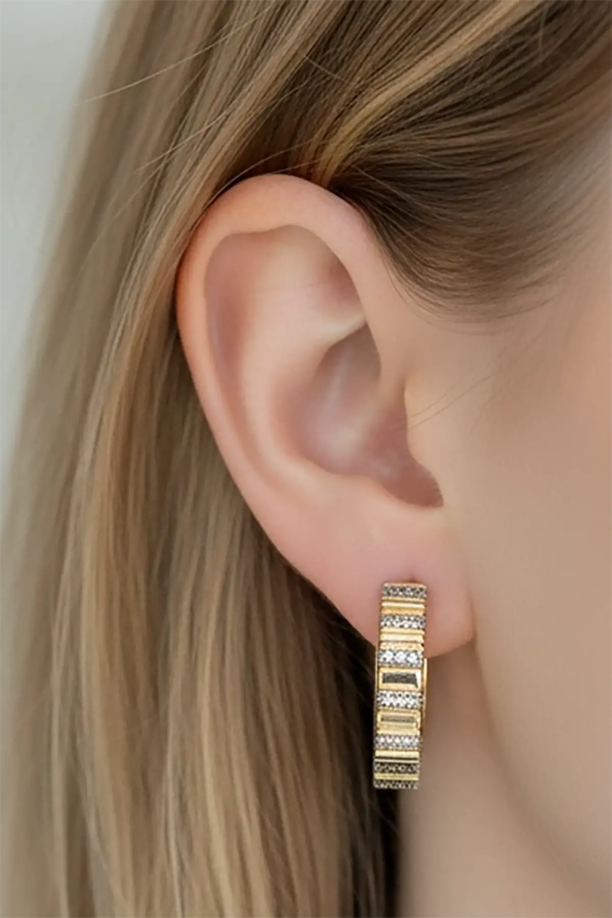 Altın Renk Taş Detaylı 14K Altın Kaplama TX Küpe (Çift)