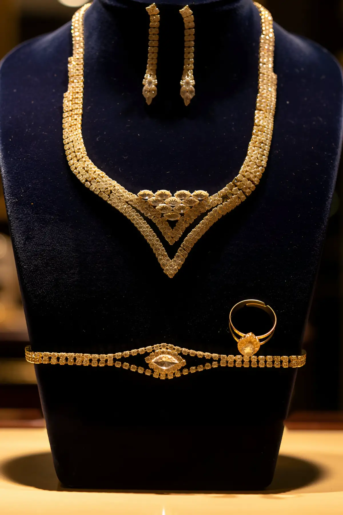 Altın Renk Taş Detaylı 4lü Abiye Set