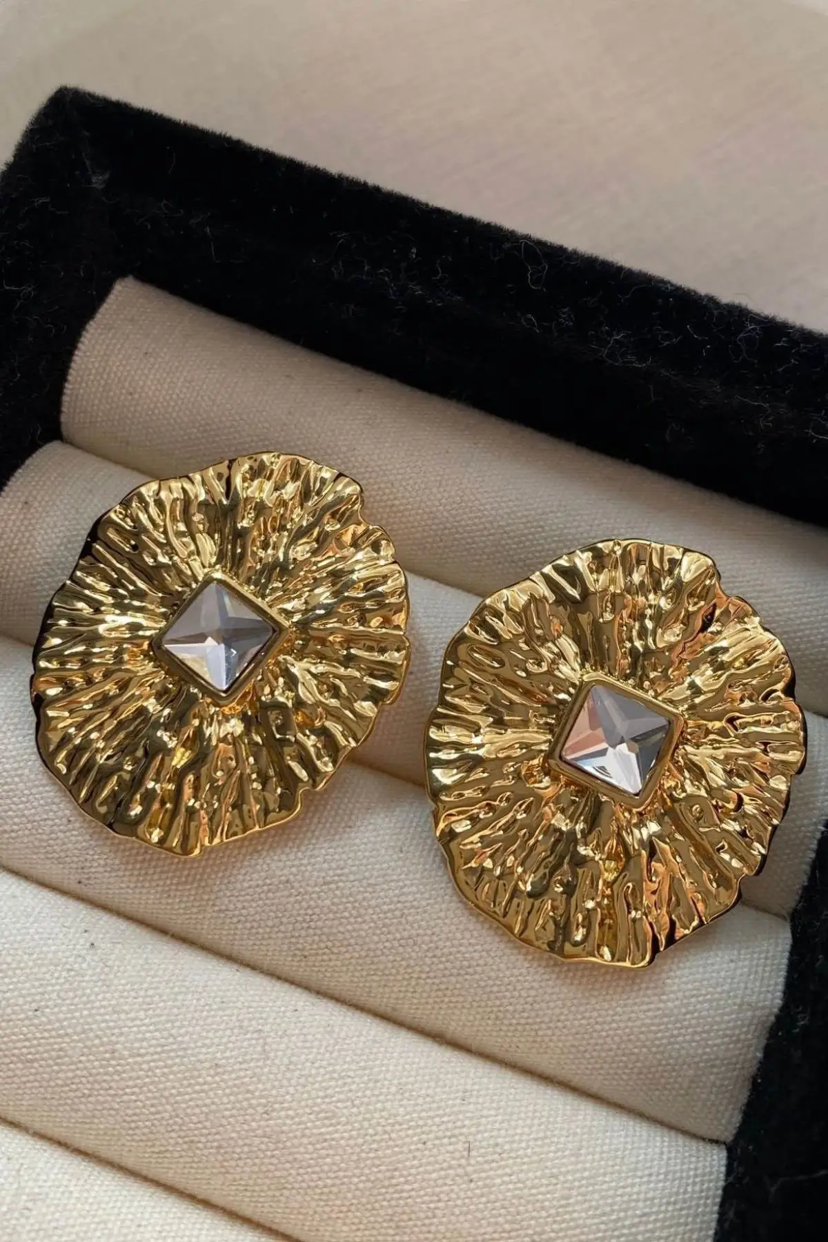 Altın Renk Taş Detaylı Çelik Küpe (Çift)