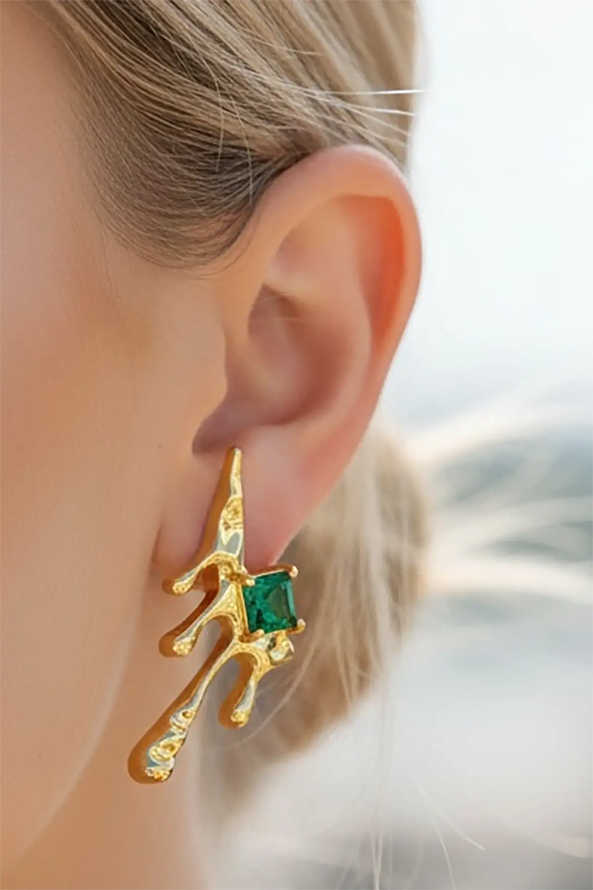 Altın Renk Taş Detaylı Çelik Küpe (Çift)