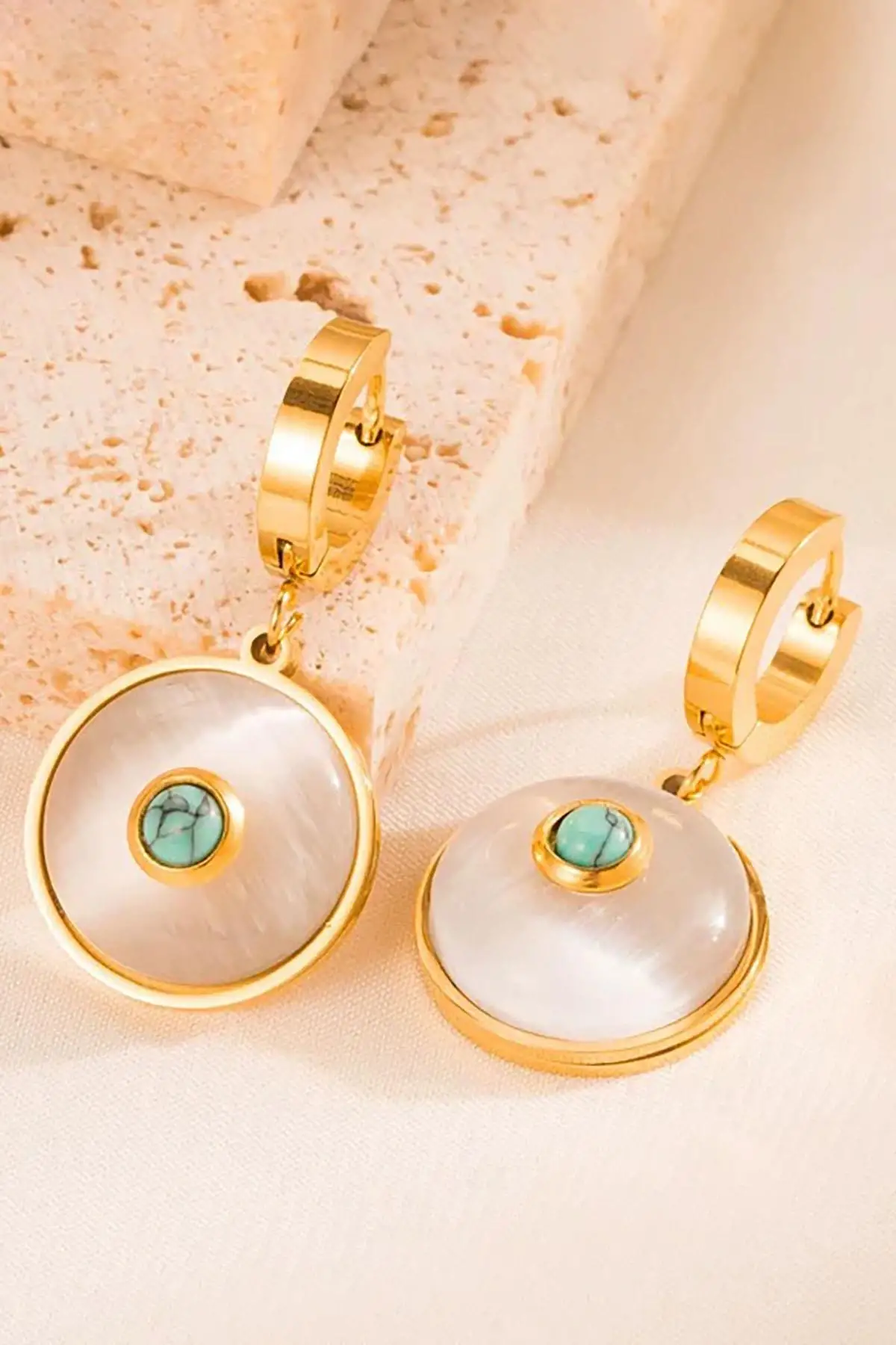 Altın Renk Taş Detaylı Çelik Küpe (Çift)