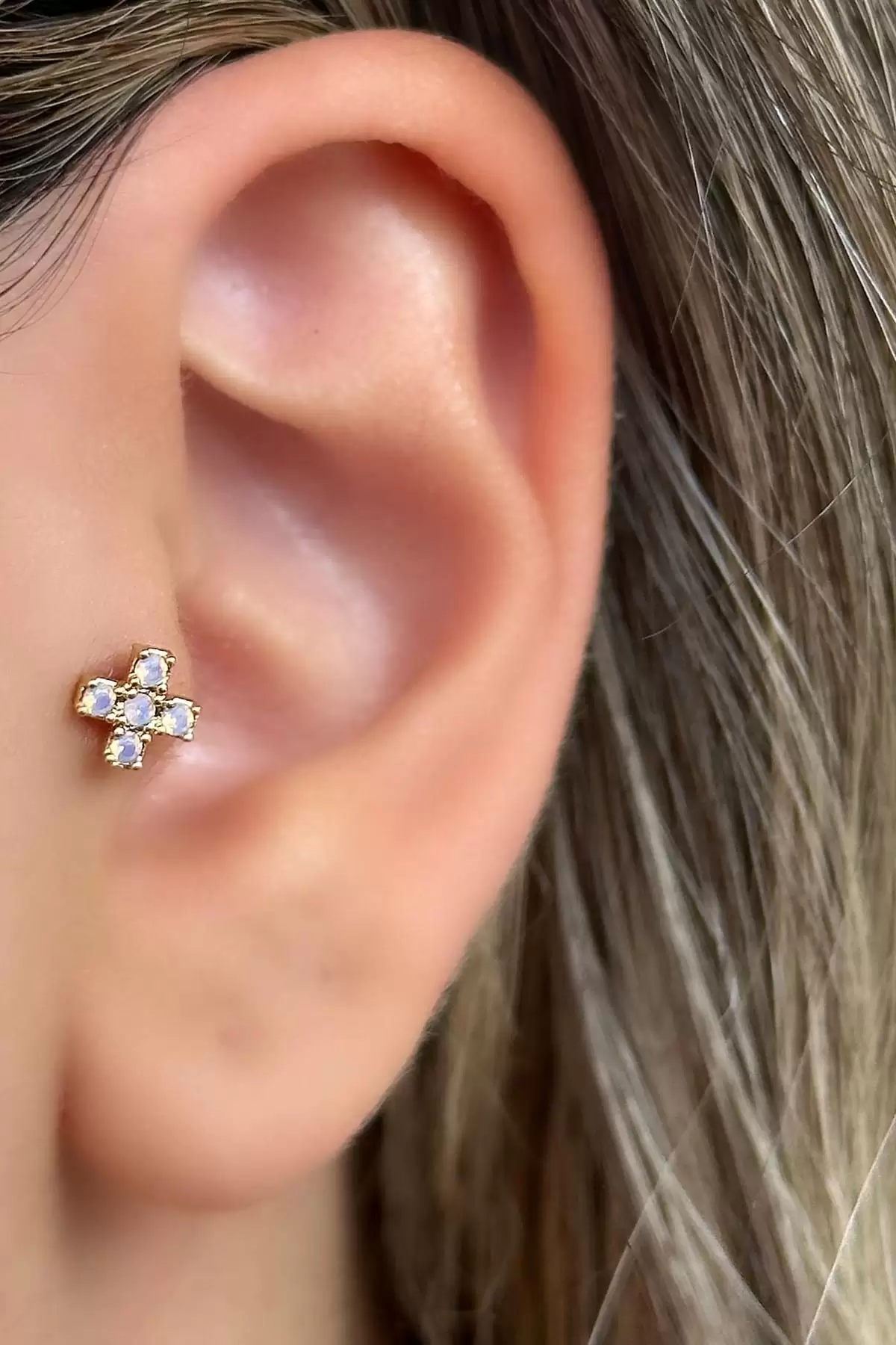 Altın Renk Taş Detaylı Çelik Tragus/Kıkırdak Küpe/Piercing (Tek)