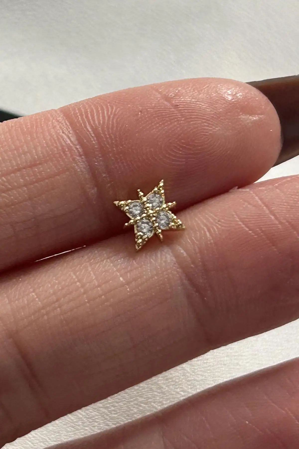 Altın Renk Taş Detaylı Cerrahi Çelik Tragus/Kıkırdak Küpe/Piercing (Tek)