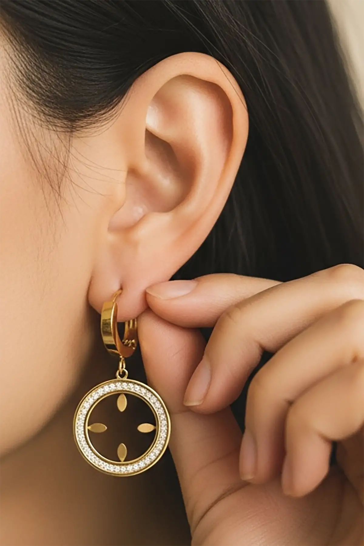 Altın Renk Taş Detaylı Çeyrek Koyulabilen Çelik Küpe (Çift)