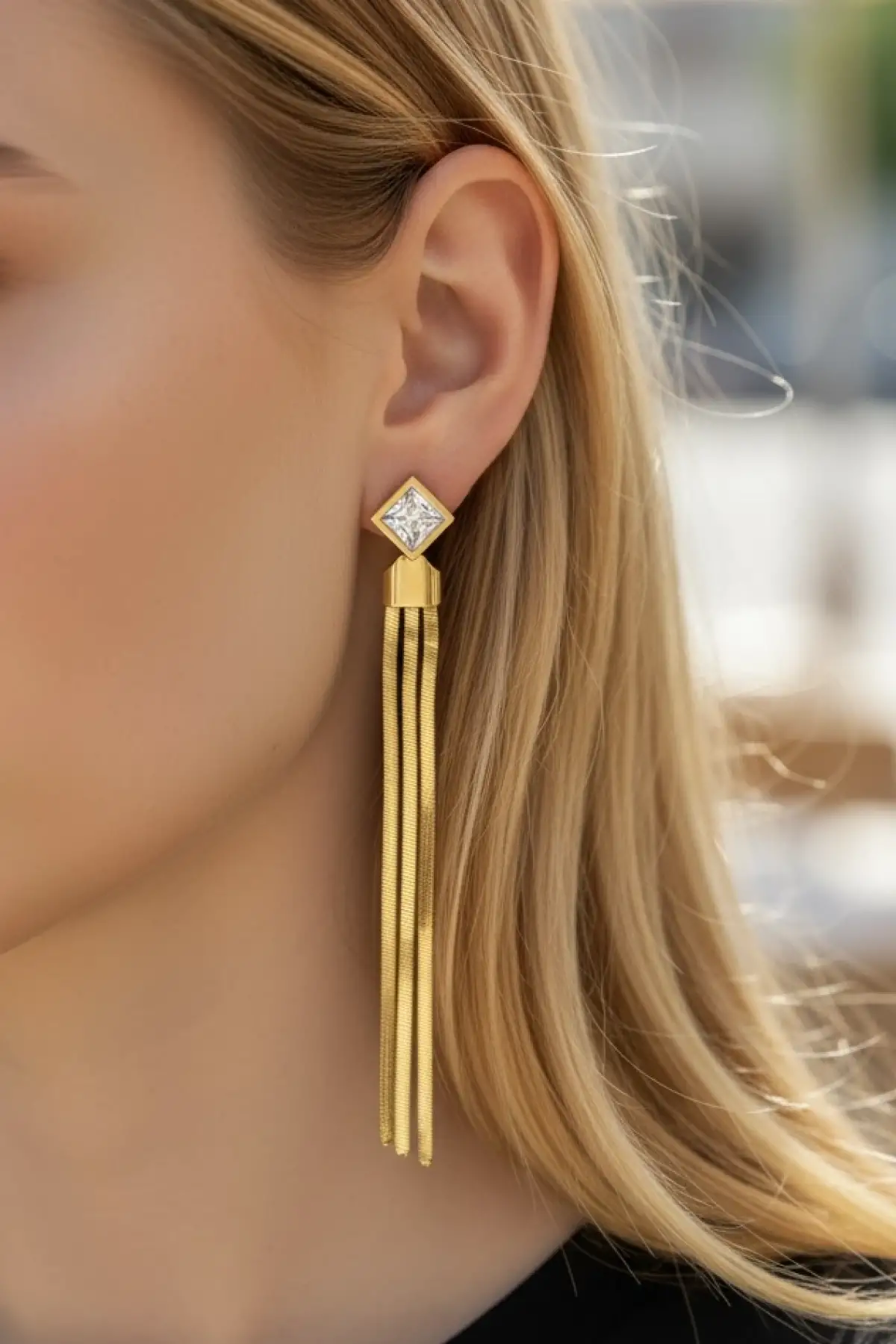 Altın Renk Taş Detaylı Sallantılı Çelik Küpe (Çift)