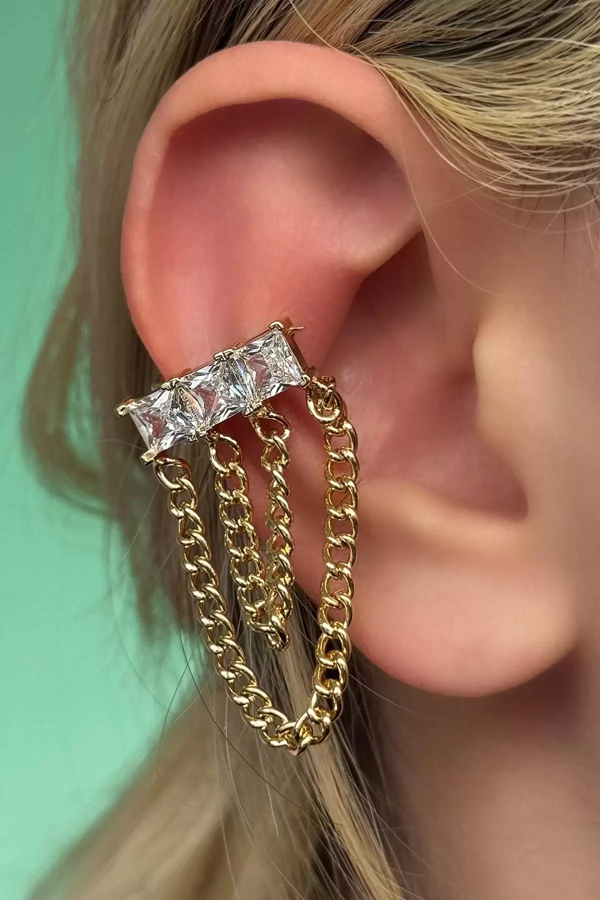 Altın Renk Taş Detaylı Sallantılı Ear Cuff (Tek)