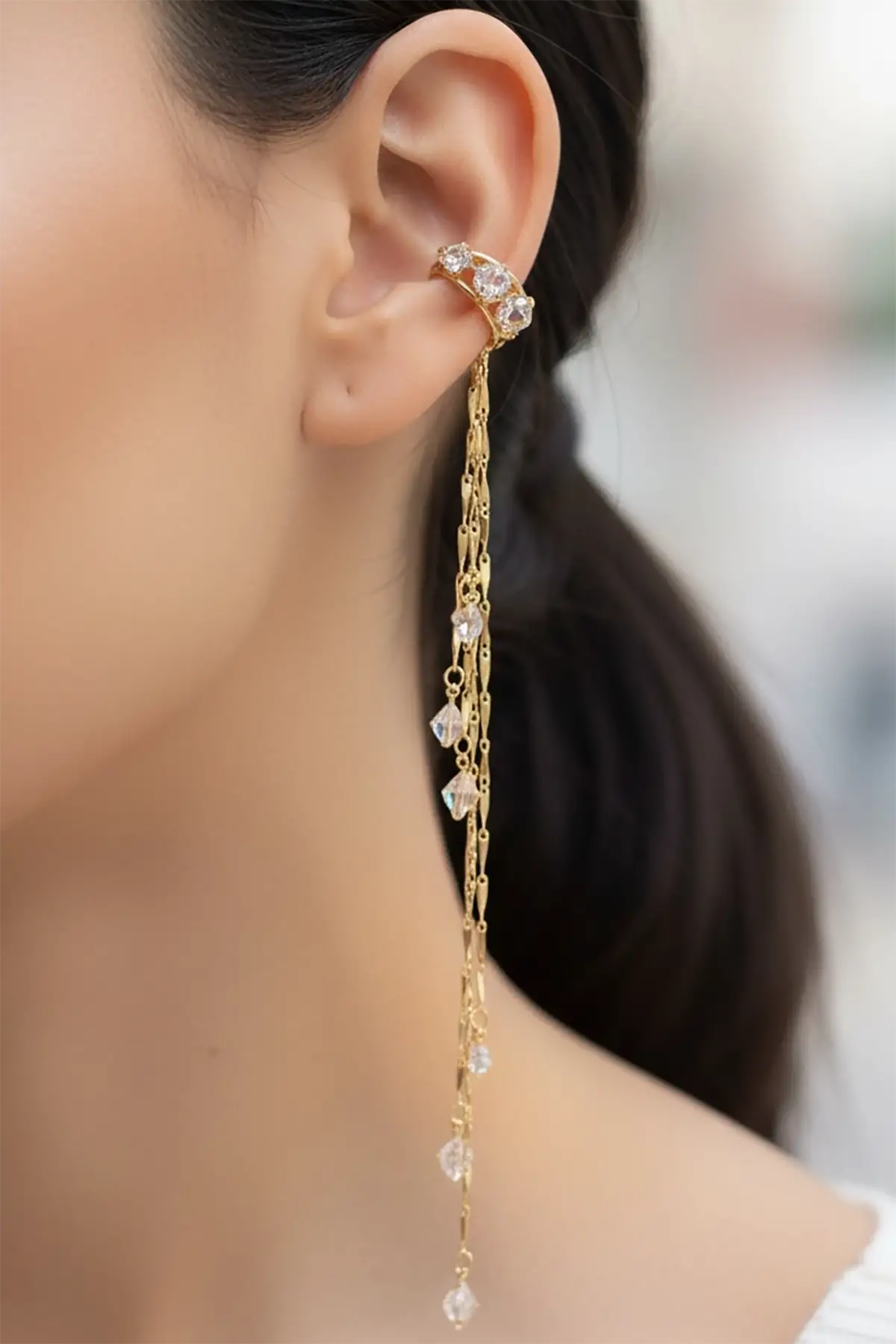 Altın Renk Taş Detaylı Sallantılı Ear Cuff (Tek)