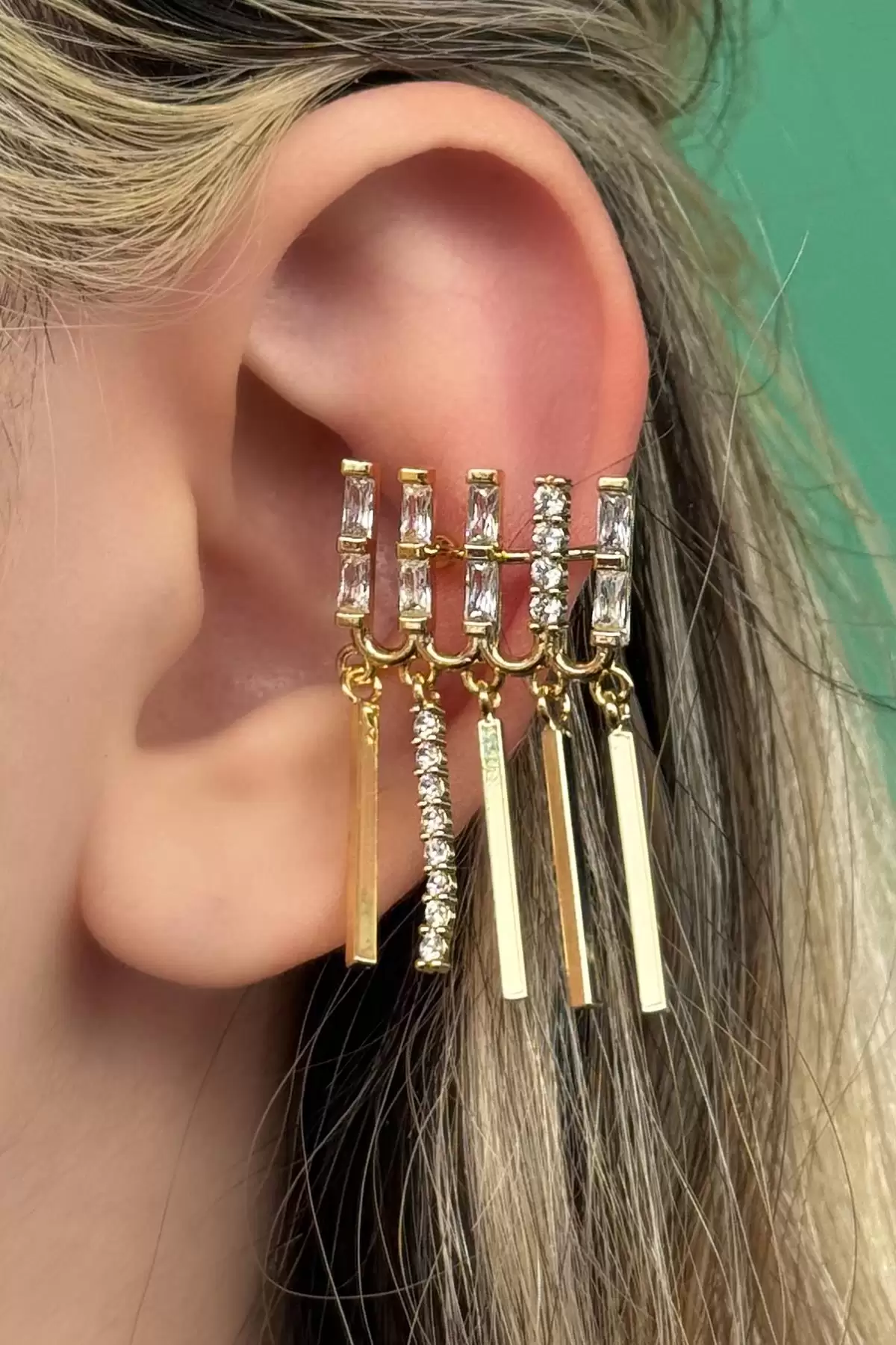 Altın Renk Taş Detaylı Sallantılı Ear Cuff (Tek)