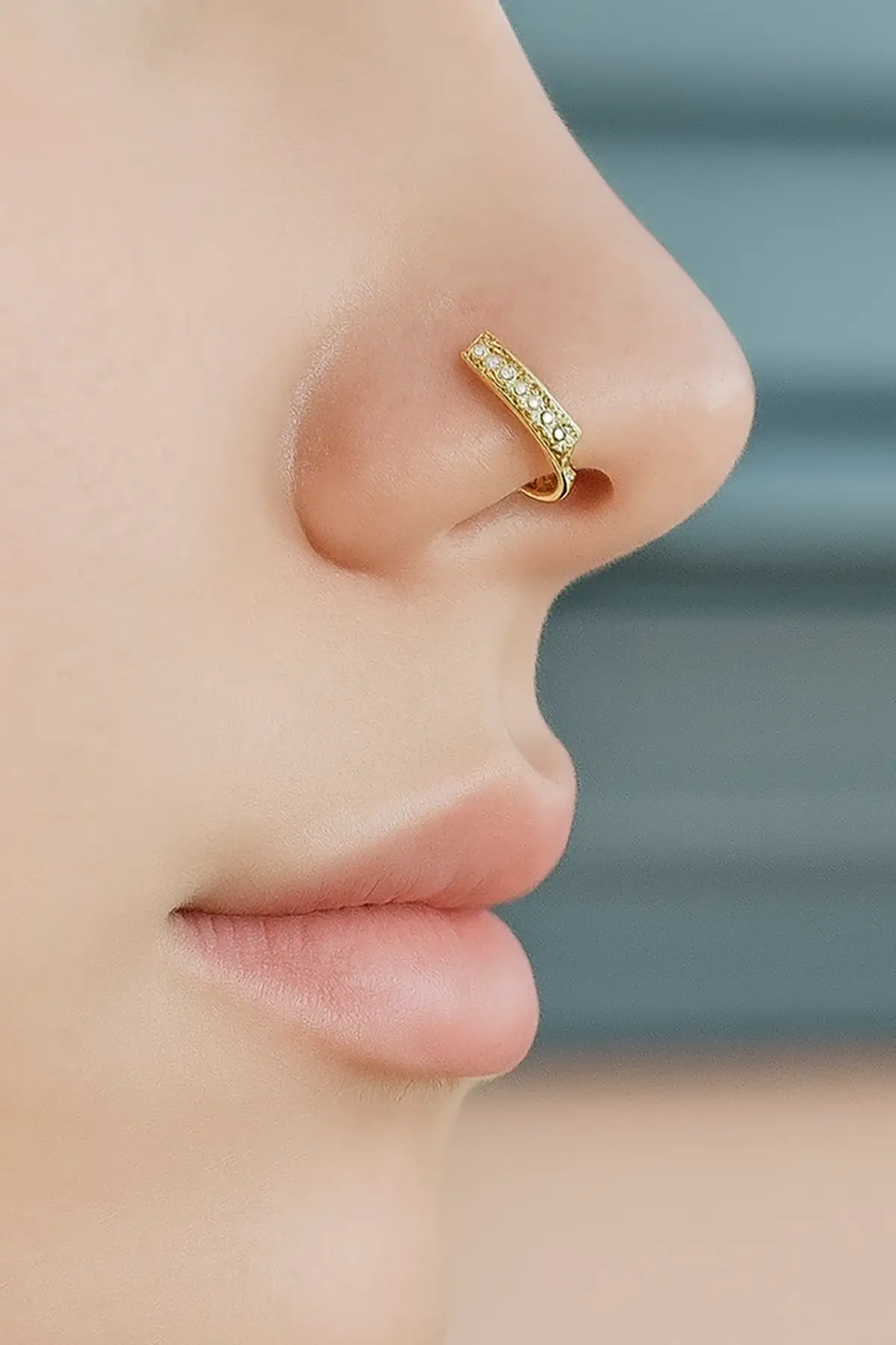 Altın Renk Taş Detaylı Sıkıştırmalı Deliksiz Hızma Cerrahi Çelik Piercing (Tek)
