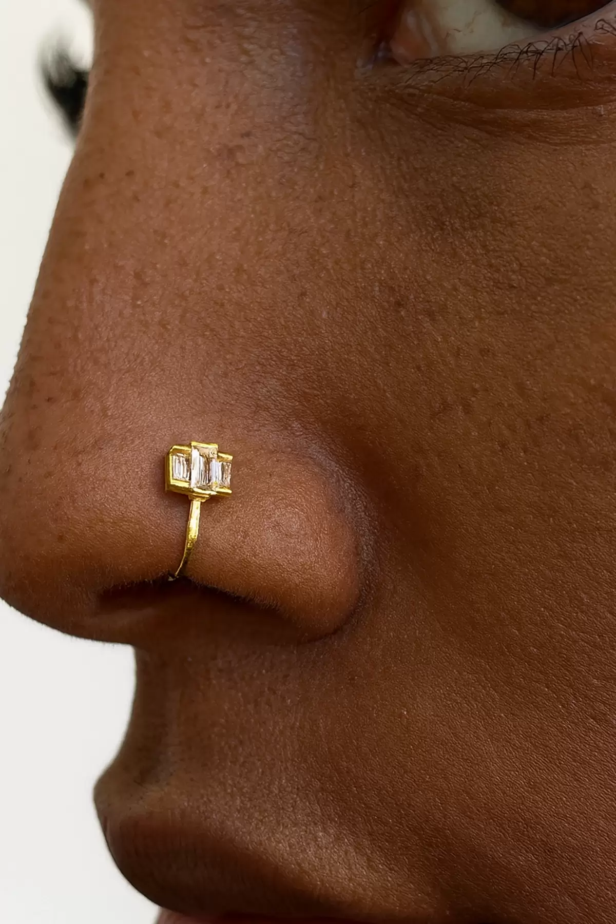 Altın Renk Taş Detaylı Sıkıştırmalı Deliksiz Hızma Piercing (Tek)