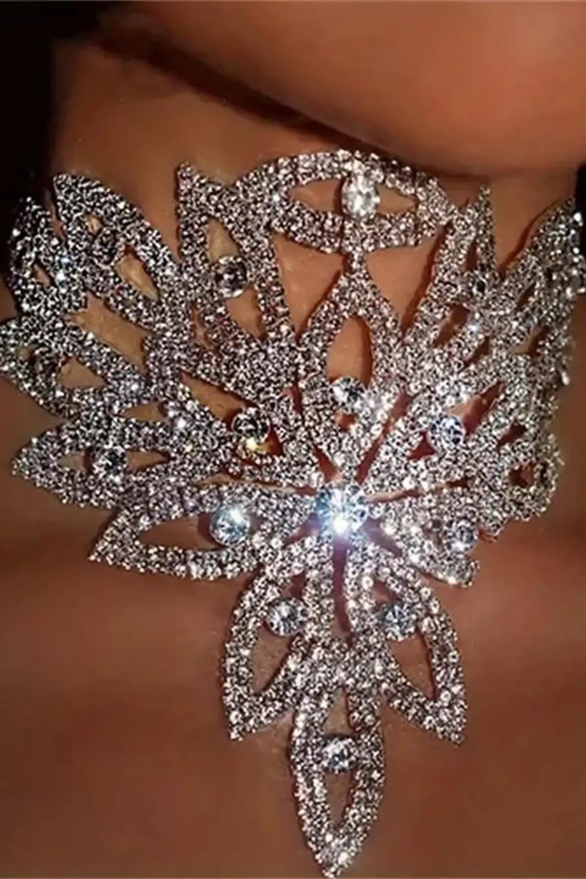 Altın Renk Taş Detaylı Tasarım Kolye