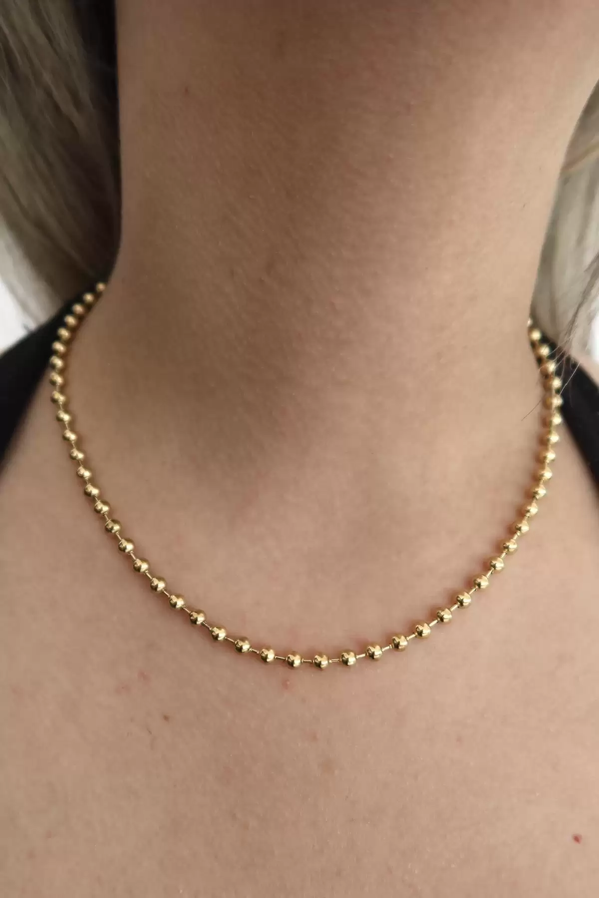 Altın Renk Top Detaylı Çelik Kolye