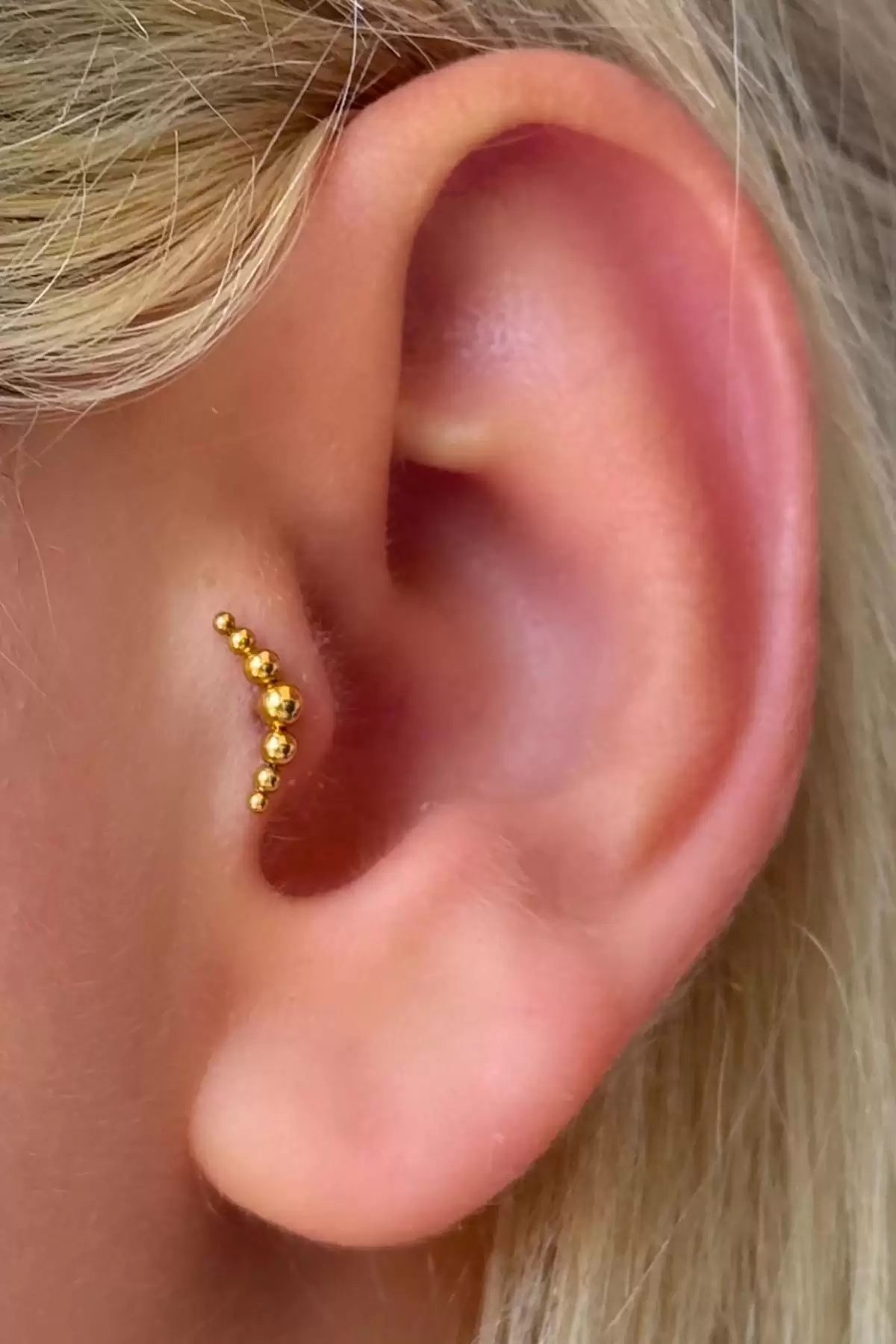 Altın Renk Top Detaylı Çelik Tragus/Kıkırdak Küpe/Piercing (Tek)