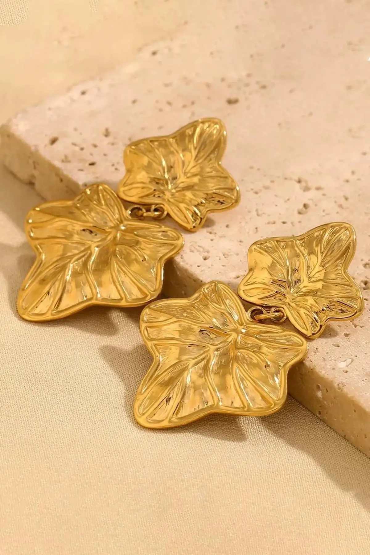 Altın Renk Yaprak Figürlü Çelik Küpe (Çift)