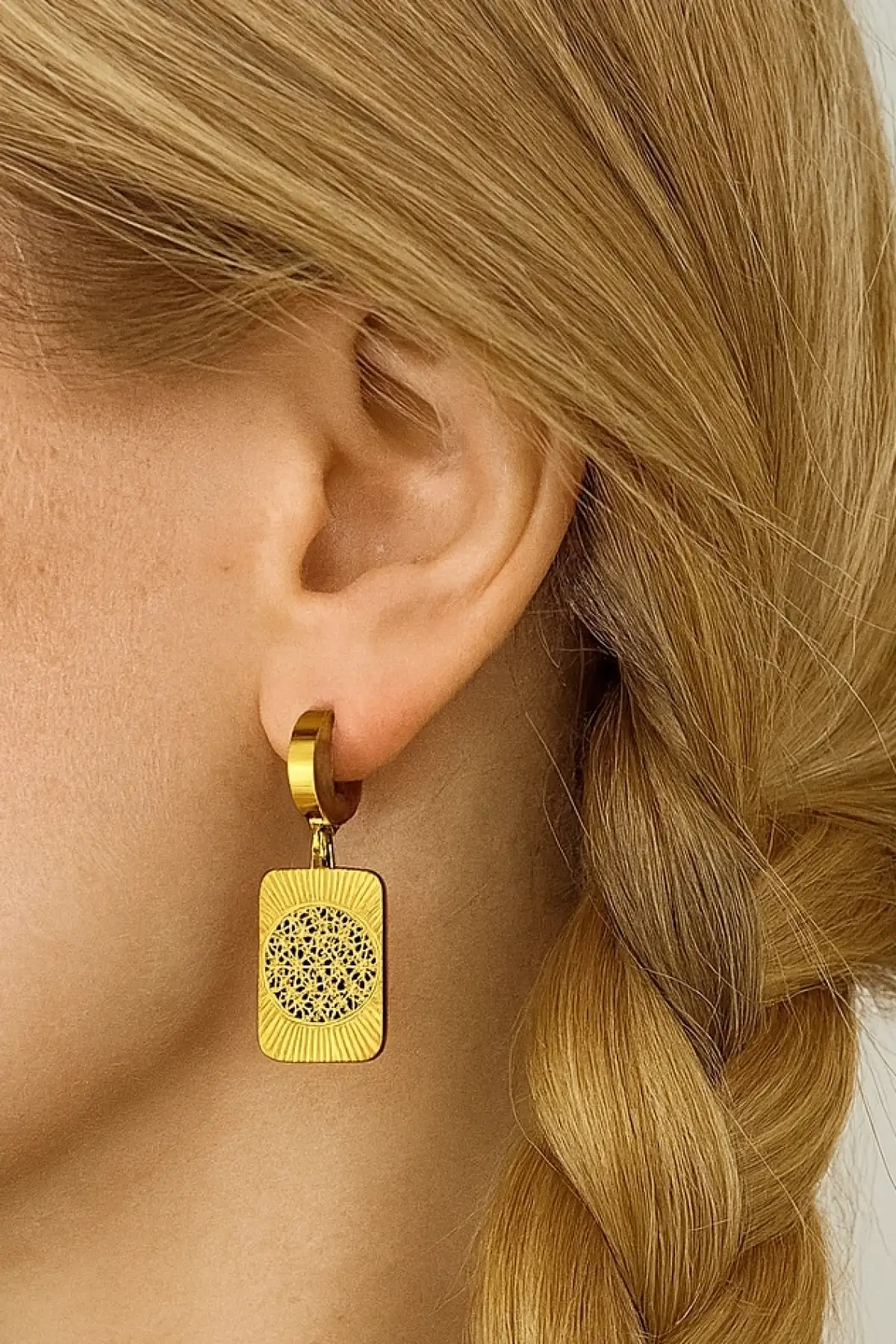 Altın Renk Yaşam Çiçeği Figürlü Çelik Küpe (Çift)