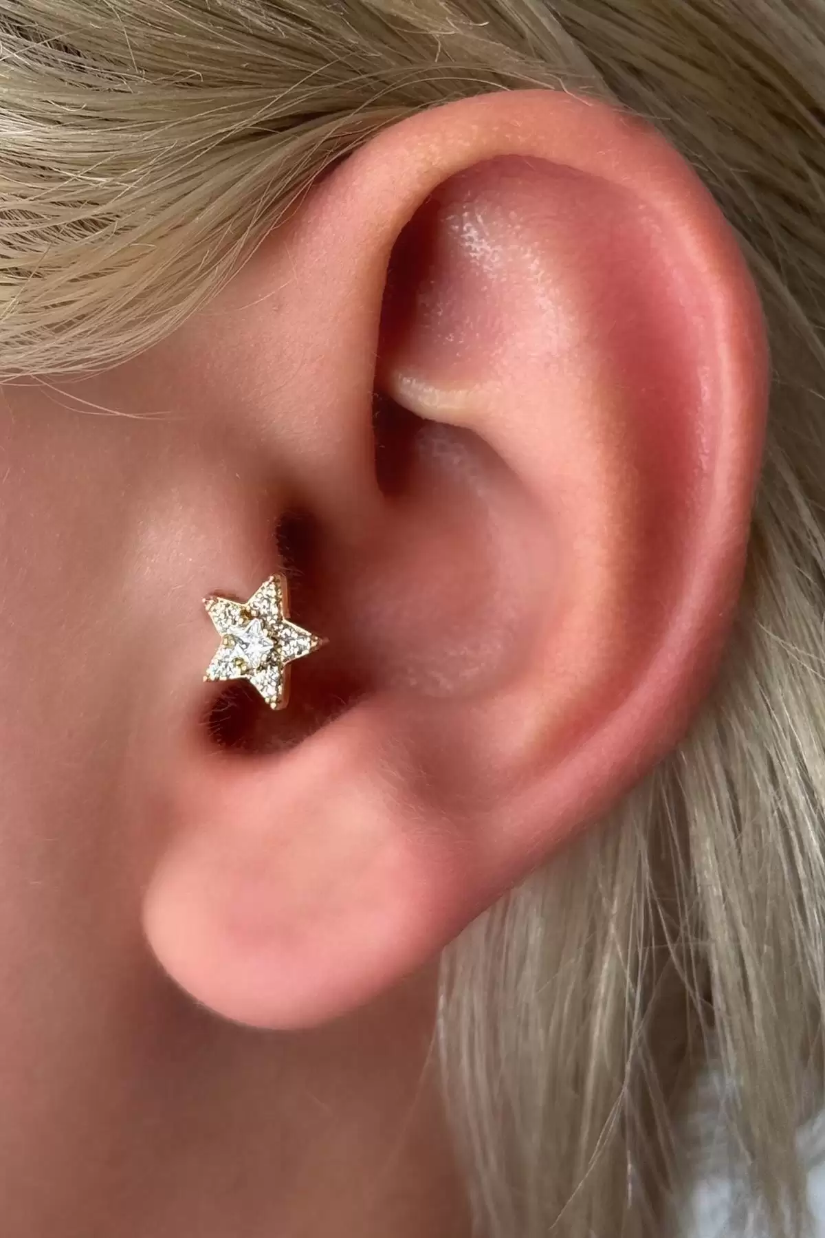 Altın Renk Yıldız Figürlü Taş Detaylı Çelik Tragus/Kıkırdak Küpe/Piercing (Tek)