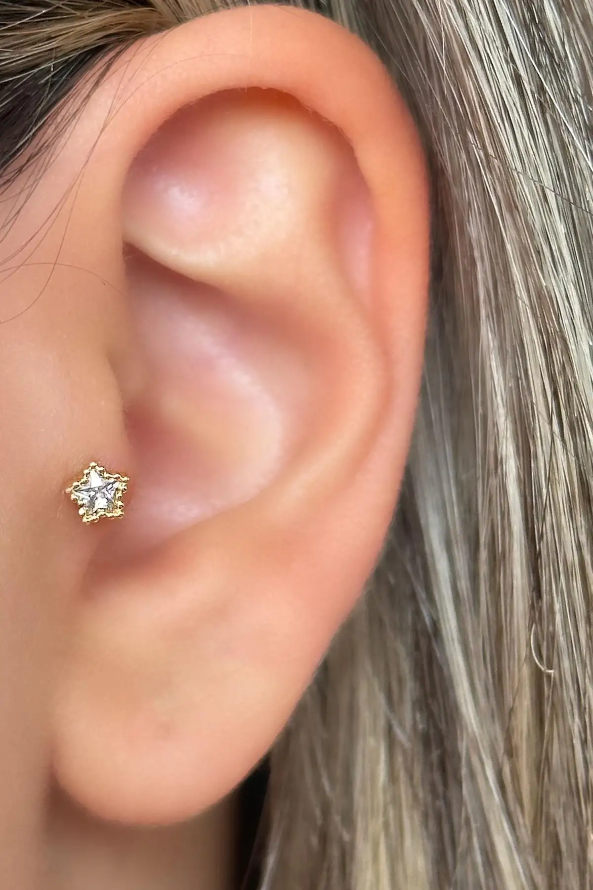 Altın Renk Yıldız Figürlü Taş Detaylı Çelik Tragus/Kıkırdak Küpe/Piercing (Tek)