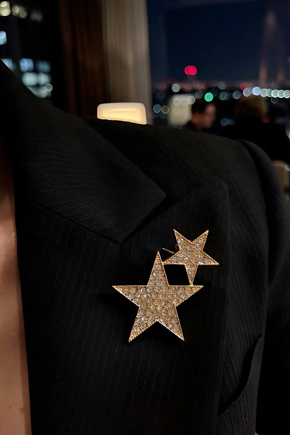 Altın Renk Yıldız Figürlü Taşlı Broş