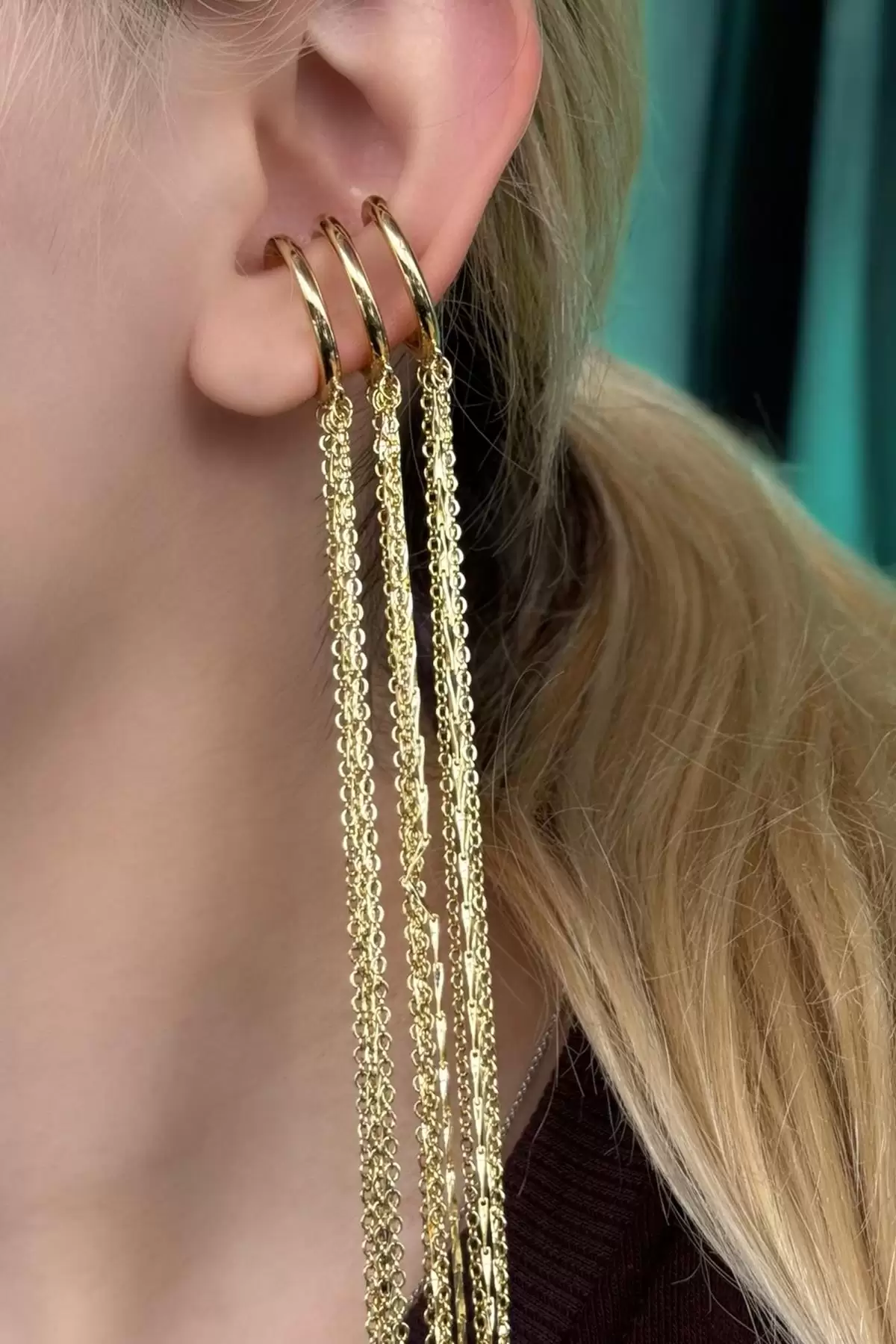 Altın Renk Zincir Detaylı Sallantılı Ear Cuff (Tek)