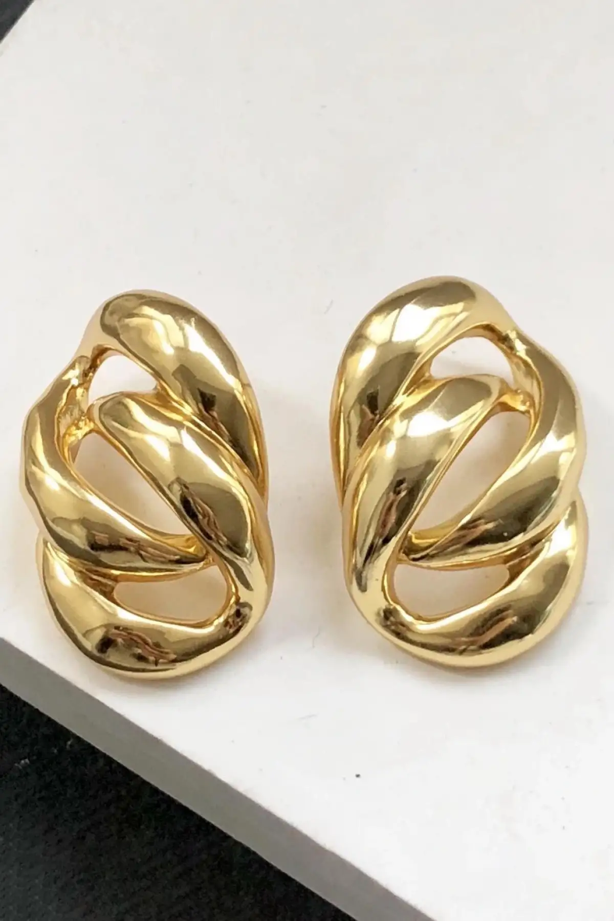 Altın Renk Zincir Figürlü Çelik Küpe (Çift)