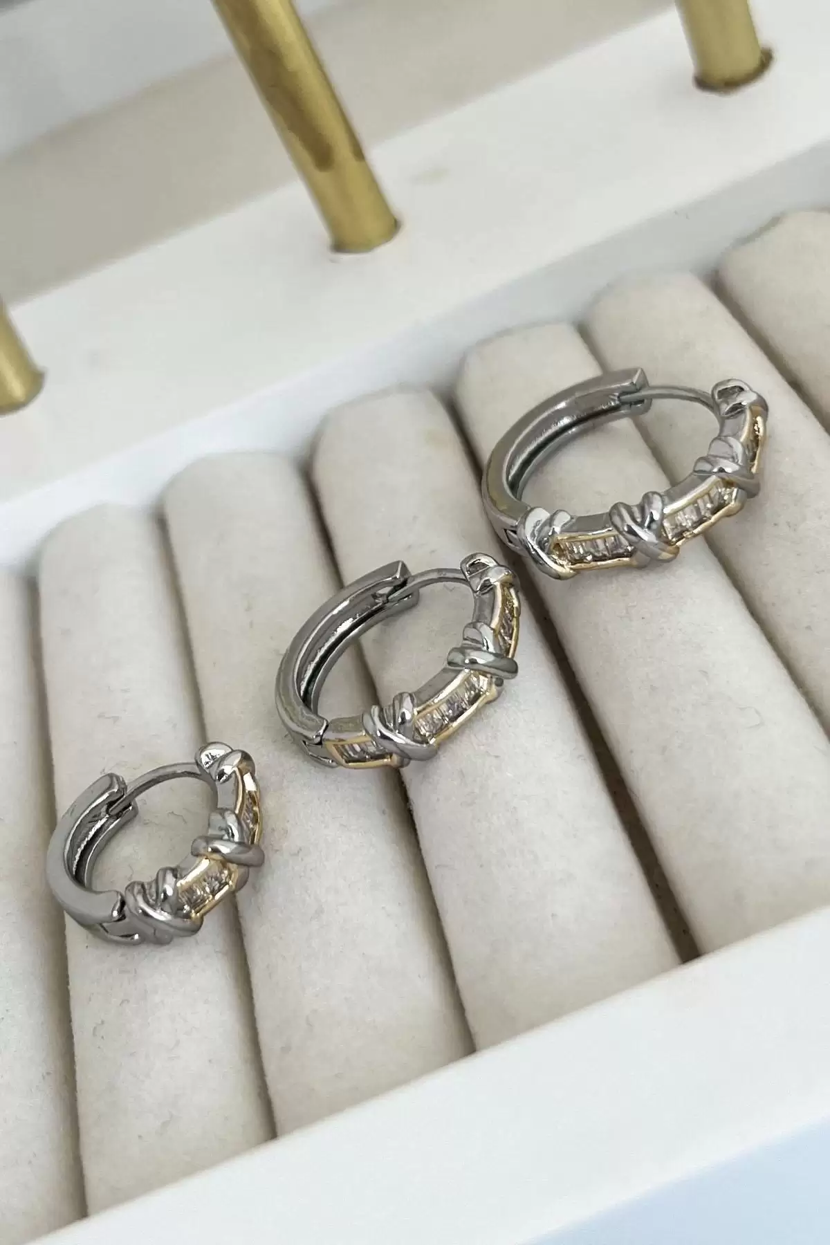 Altın Ve Gümüş Renk Çarpı Figürlü Taş Detaylı VİP 3lü YSX Küpe Set