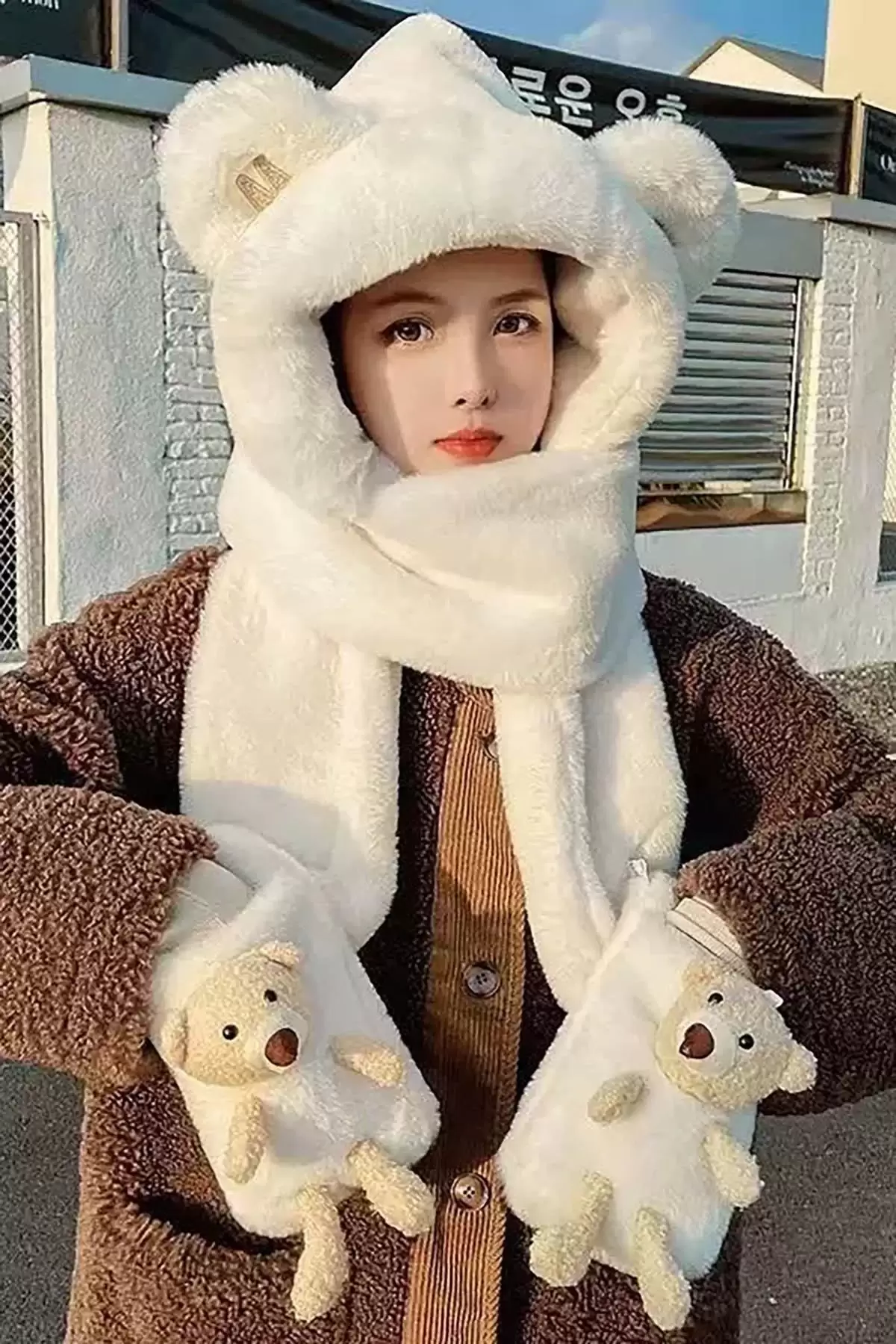 Beyaz Renk Ayıcık Figürlü Rüzgar Geçirmez Peluş Bere Atkı Eldiven
