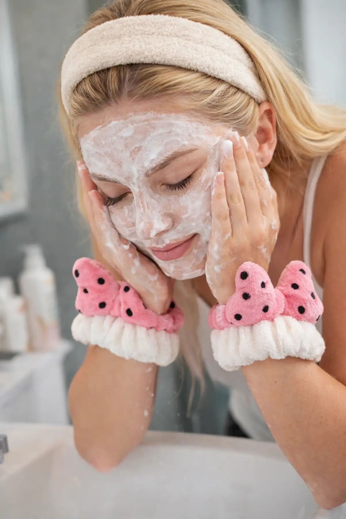 Beyaz Renk İkili Kurdele Figürlü Peluş Su Tutucu Havlu Bileklik