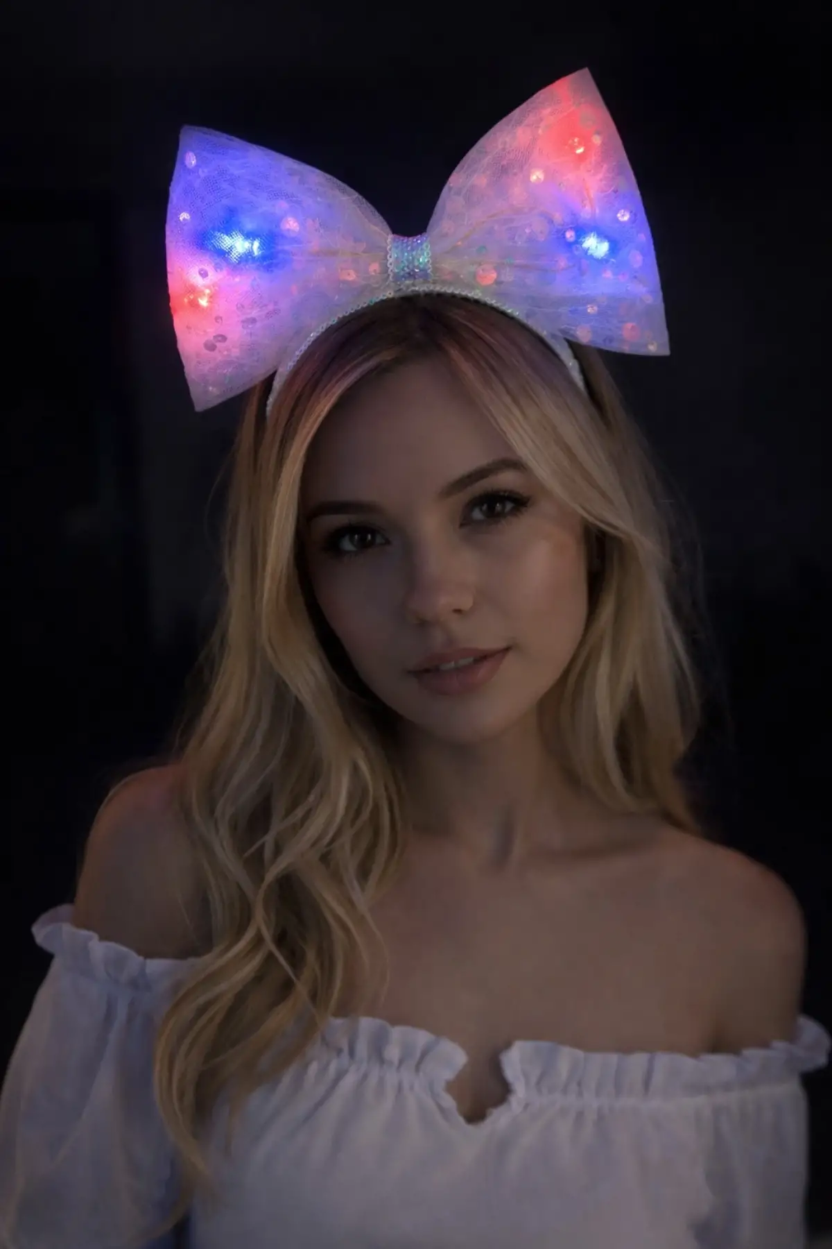 Beyaz Renk Pullu Kurdele Figürlü Işıklı Taç