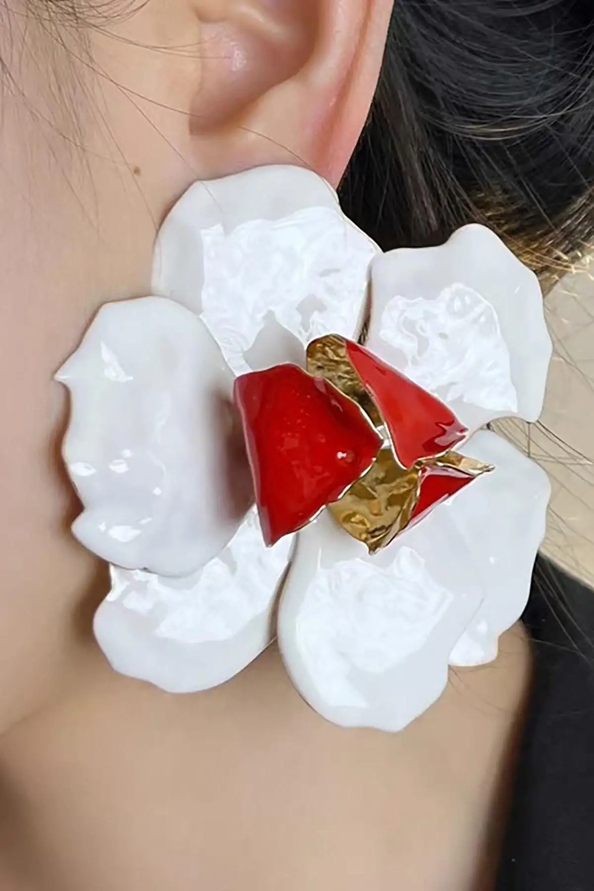 Beyaz Ve Kırmızı Renk Çiçek Figürlü Tasarım  Küpe (Çift)